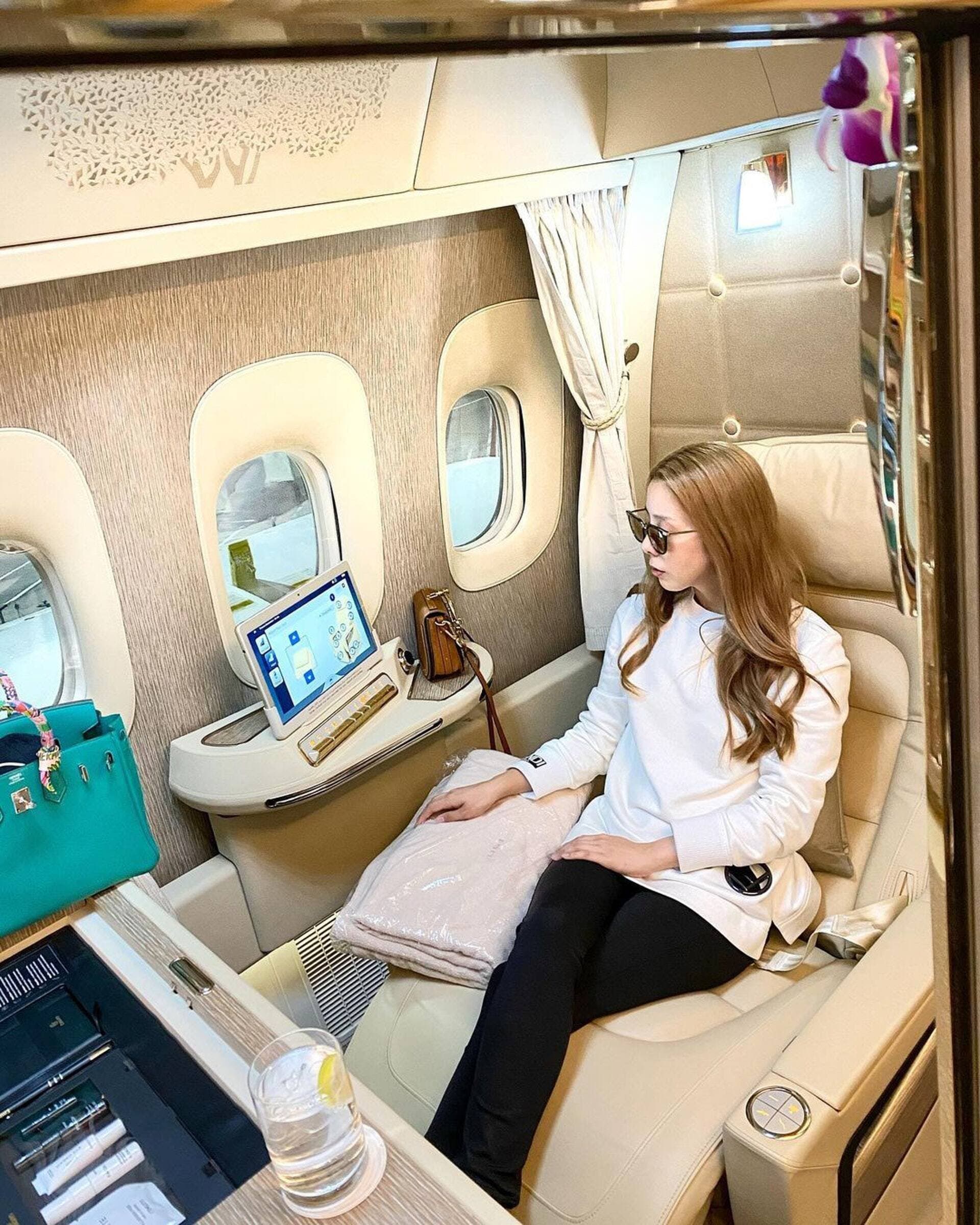 Enrike出國坐飛機搭頭等艙，身價高達10億日圓。（翻攝自Enrike IG）