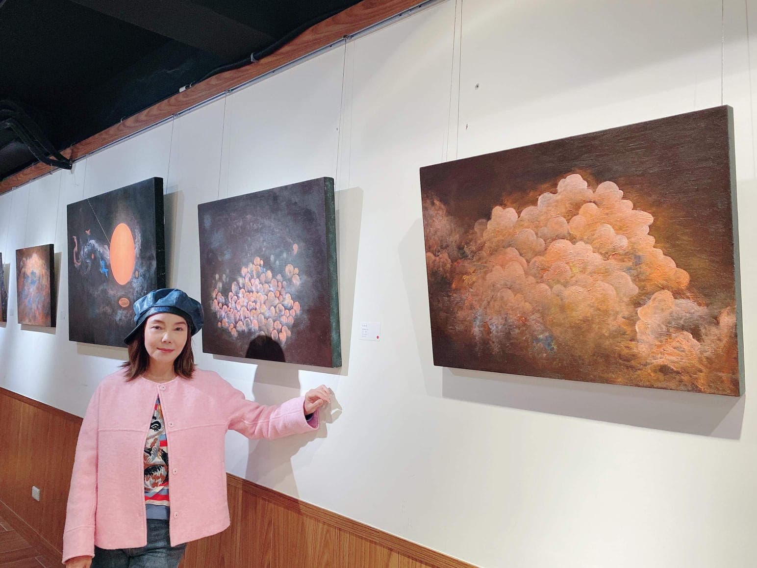 辛曉琪趁著年底演唱會籌備空檔,前來畫展支持吳翔震。(吳翔震提供)