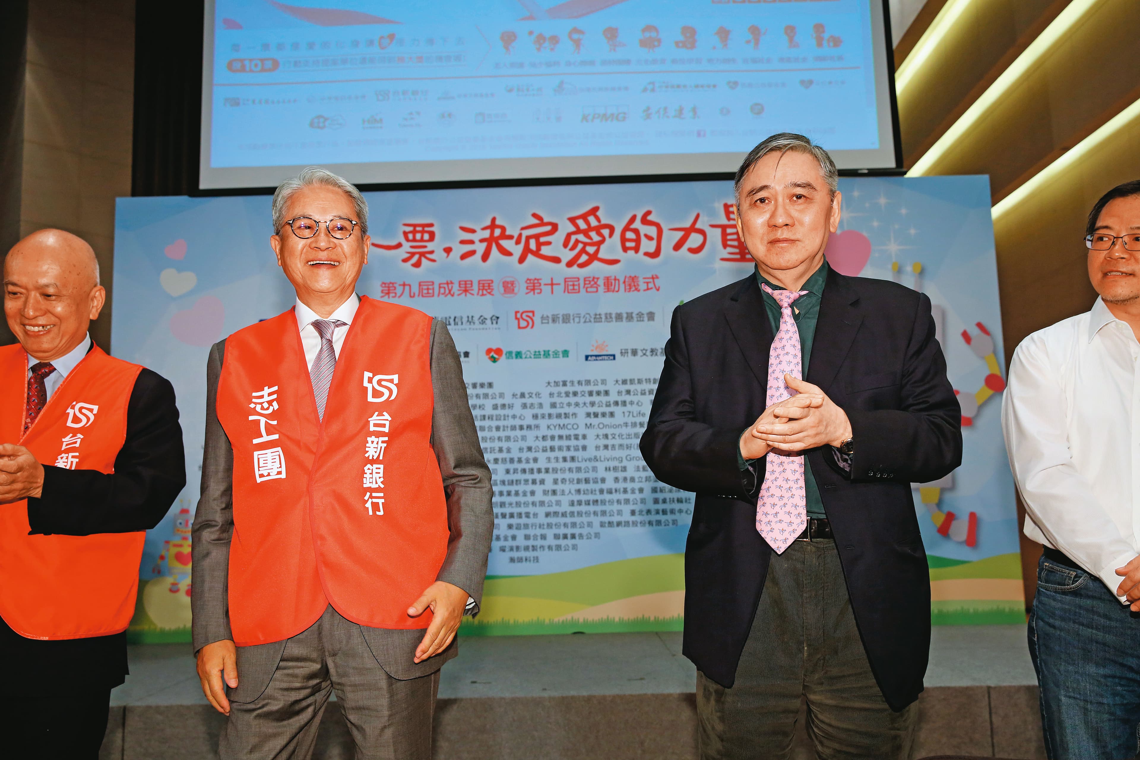 王文洋(右二)是王永慶的二房長子,出走台塑創辦宏仁集團,也致力於公益活動。