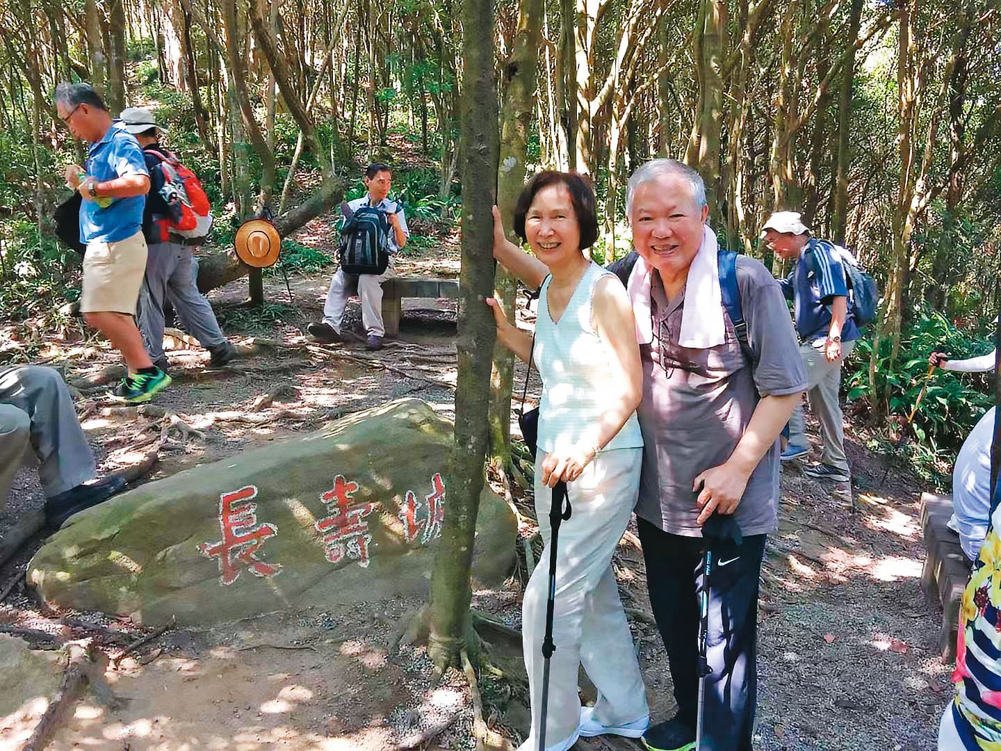 何壽川(右)和張杏如(左)注重養生,假日相約爬山運動。(張杏如提供)