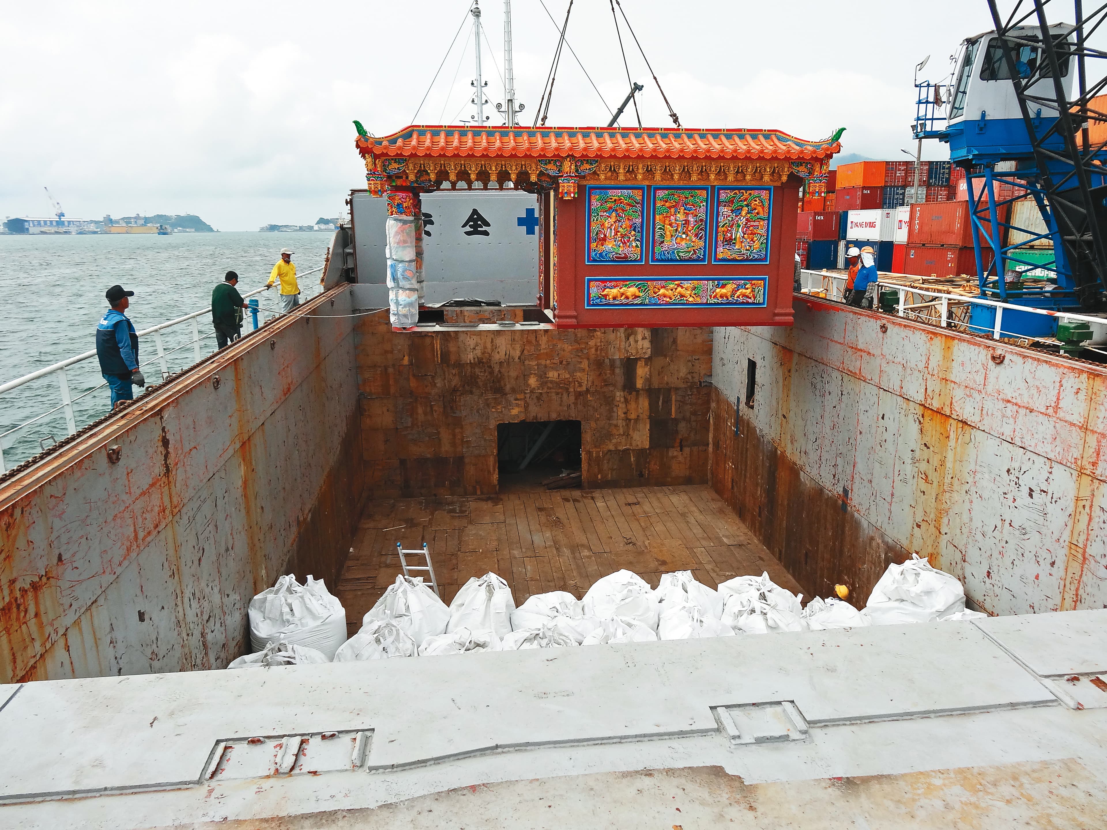 2016年,在太平島建設機場跟碼頭的包商,向林復準購買觀音廟。(林復準提供)