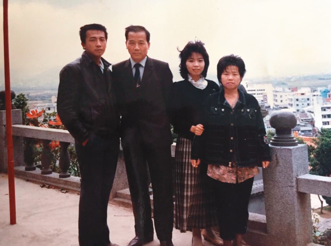 林復準(左2)出身屏東東港,除了大女兒(右2)自營眼鏡行,大兒子(左)、三女兒(右)都在傳說藝品工作。(林復準提供)