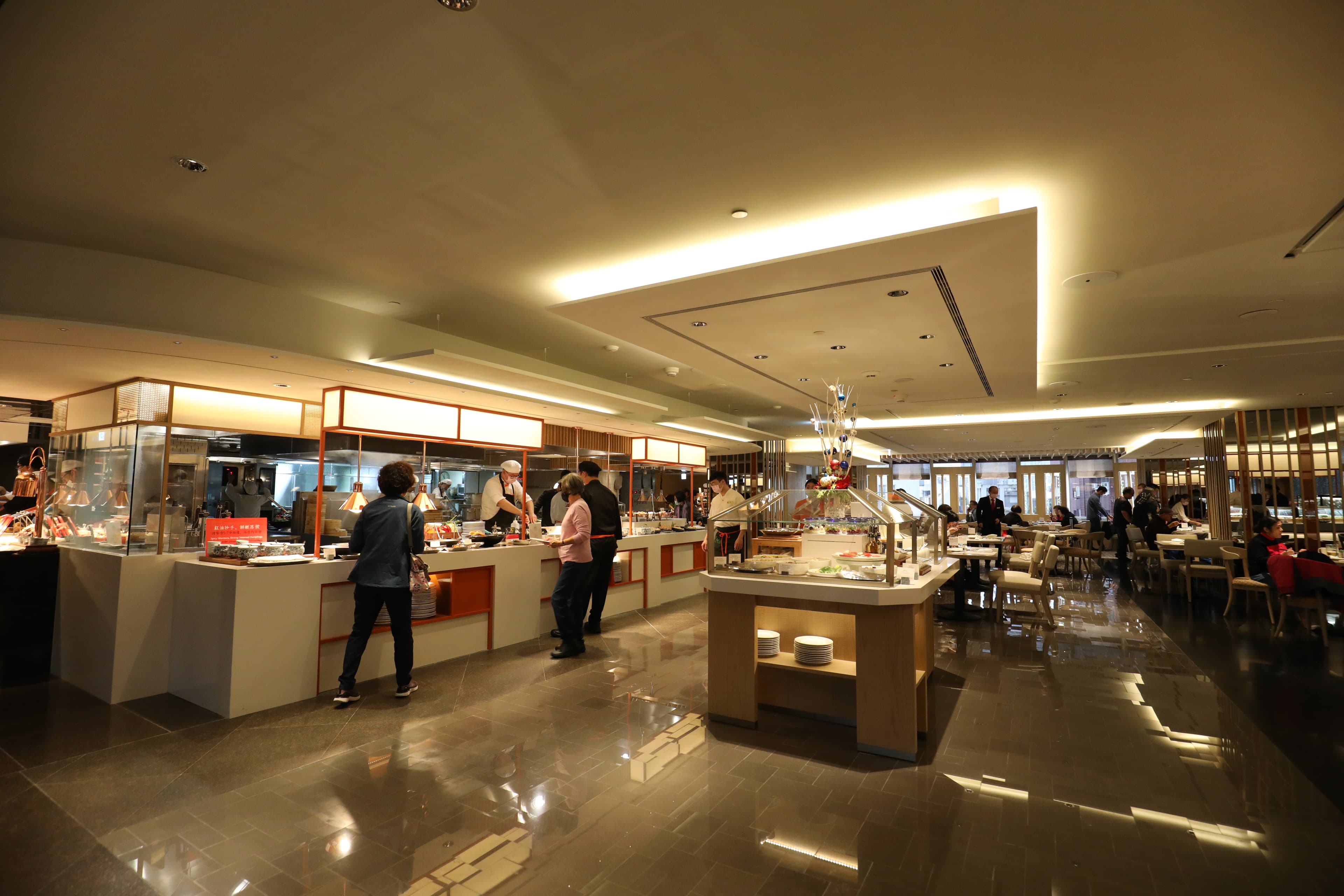 改裝後的用餐空間簡潔明亮，線條俐落大方。