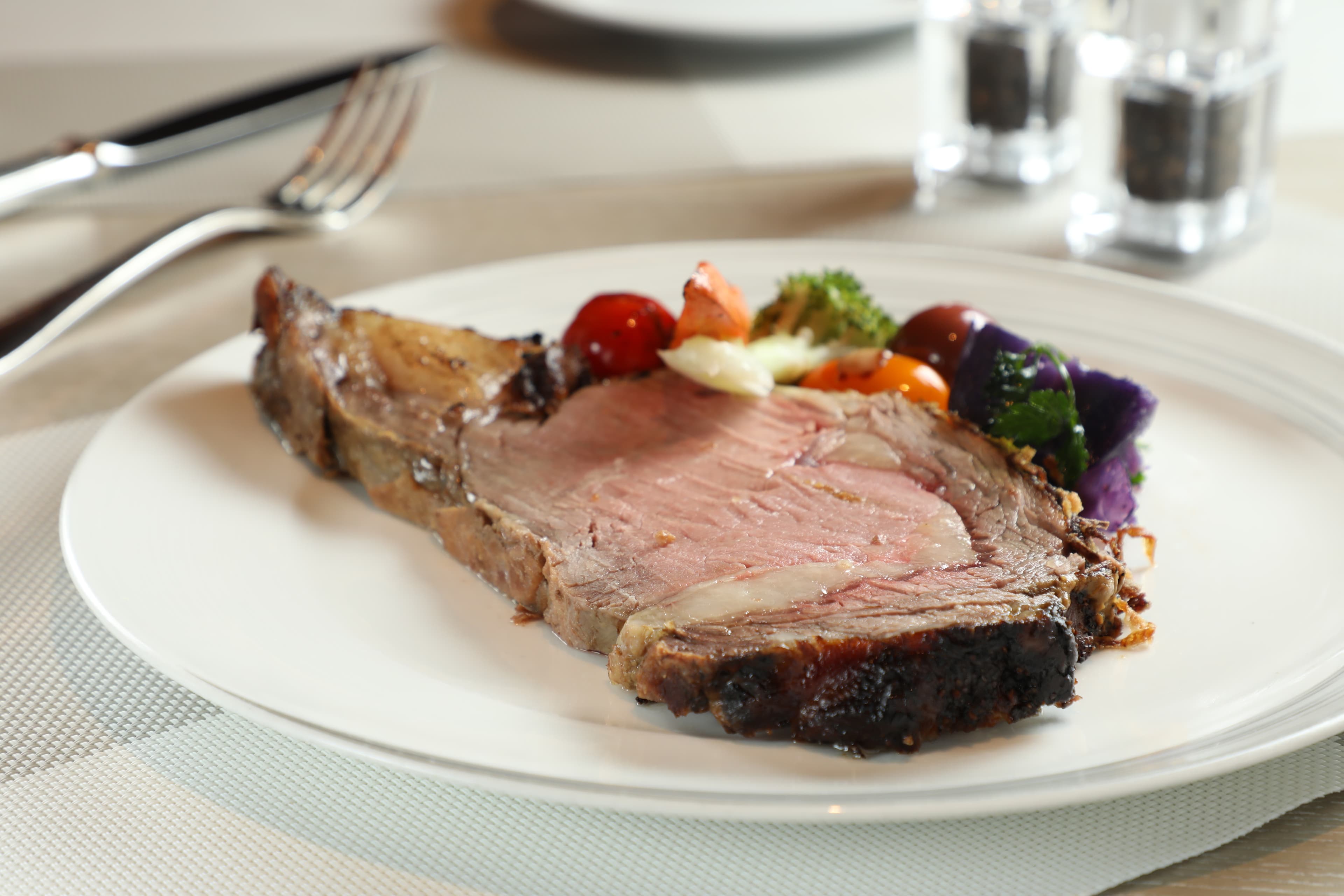 經過28天濕式熟成的美國肋眼牛排，厚薄任選，入口軟嫩甜美。