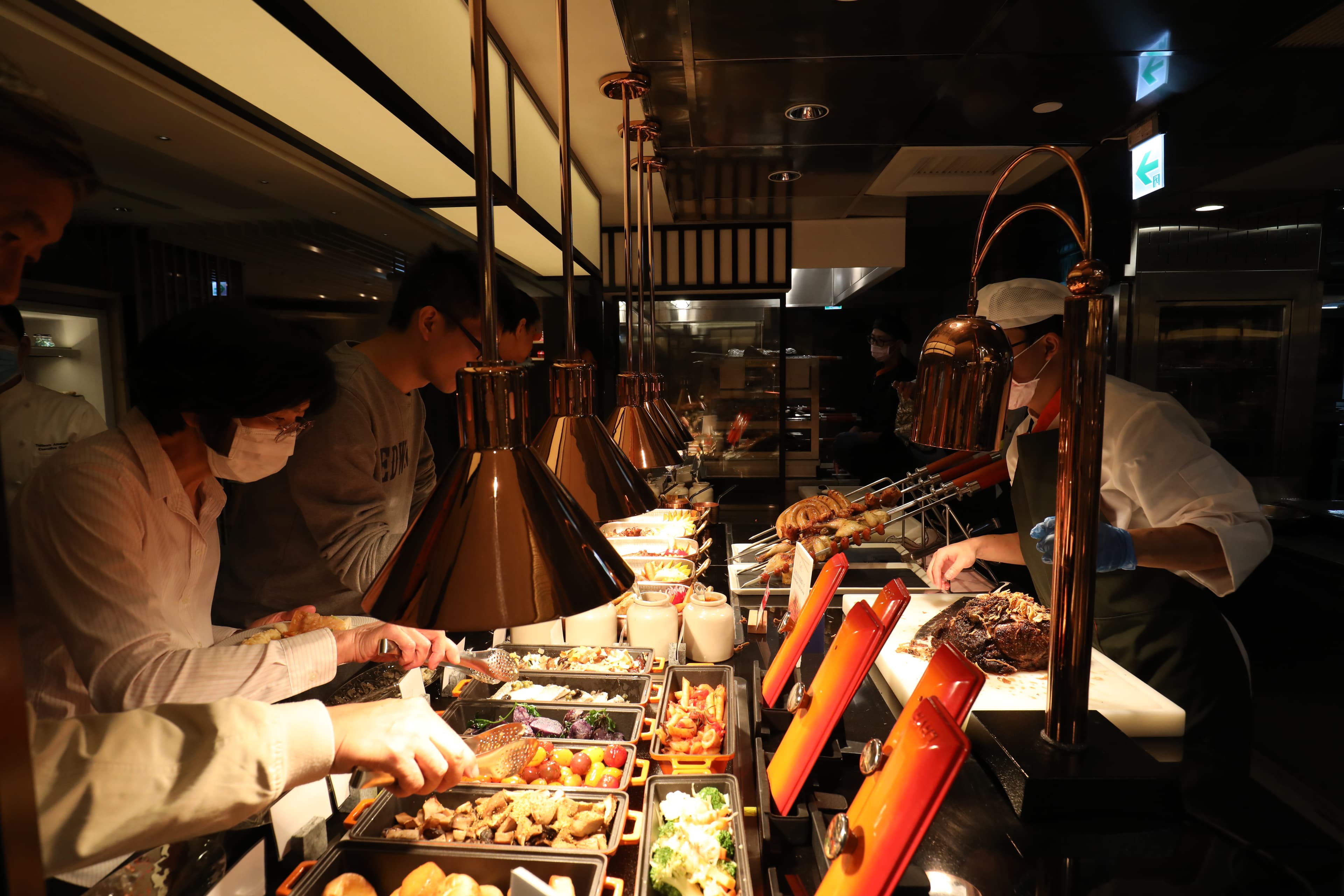 食客可依喜好，自行將牛、羊、雞排與配菜組裝成專屬排餐。