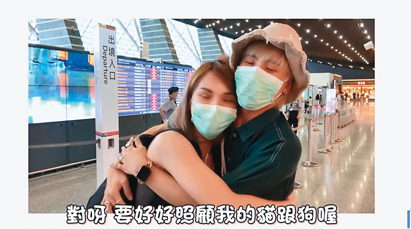 小A辣(左)9月出國動手術,好友林進(右)還來送機。(翻攝自小A辣臉書)