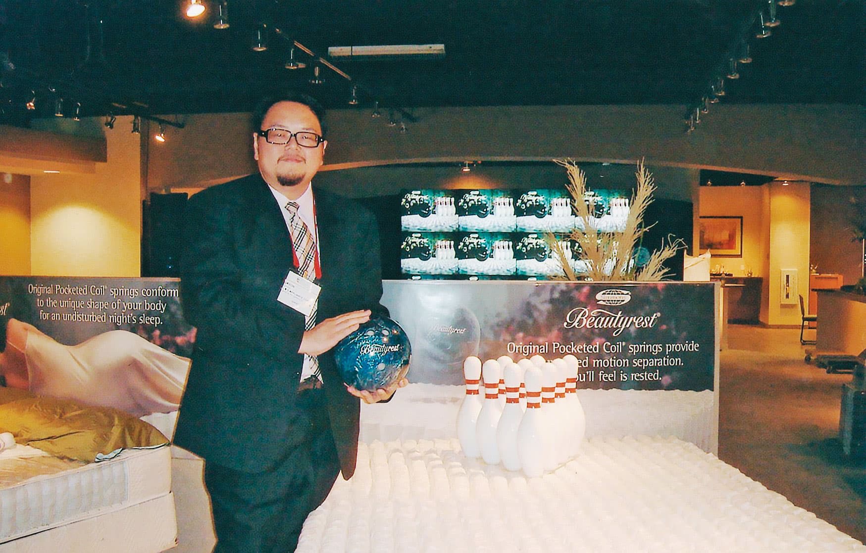 30歲的陳俊傑，當年去拉斯維加斯看床墊展。（床的世界提供）
