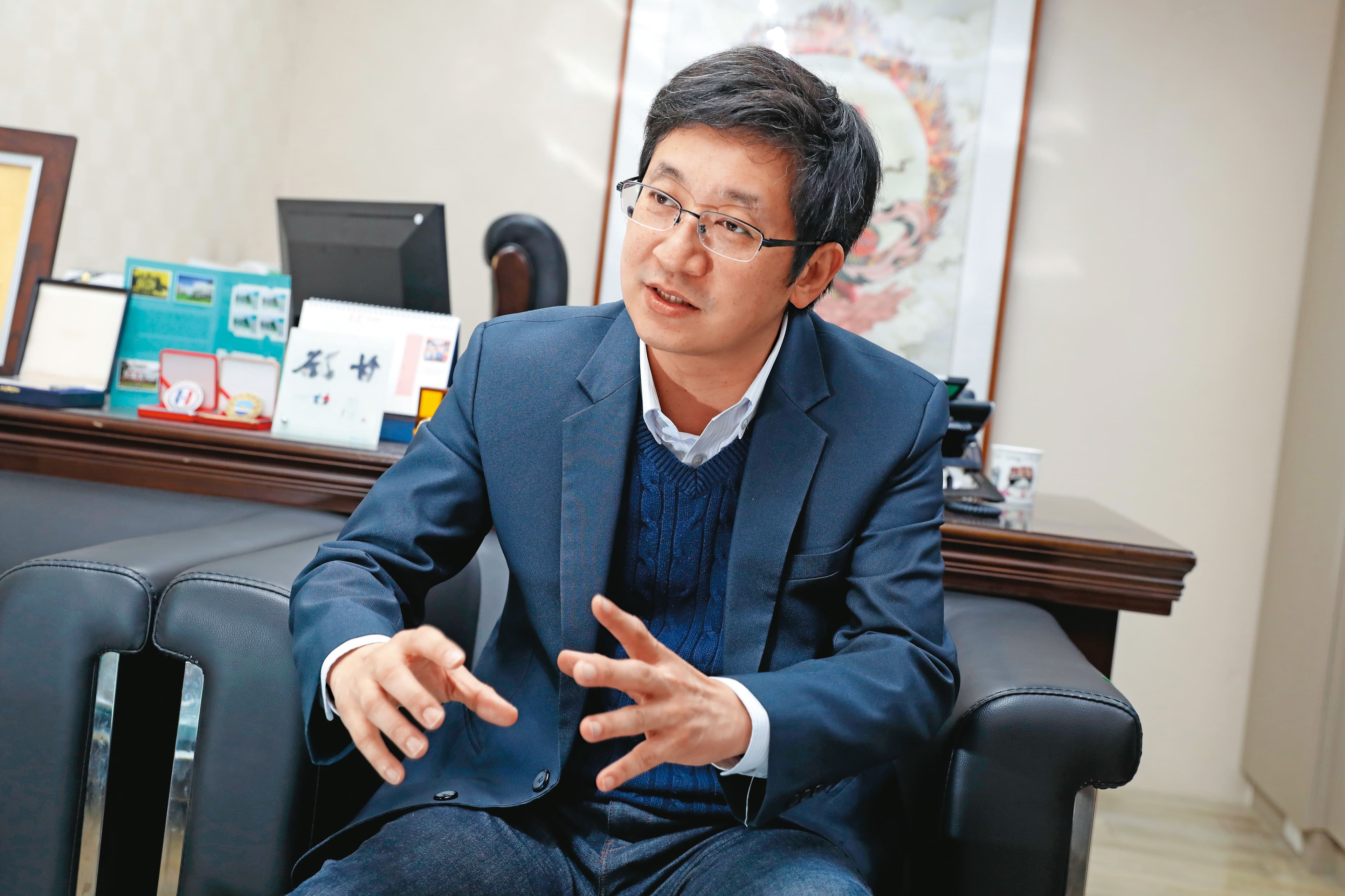 民進黨立委蔡適應(圖)揭發李振育不法詐財案,要求軍方檢討眷地及印信管理流程。