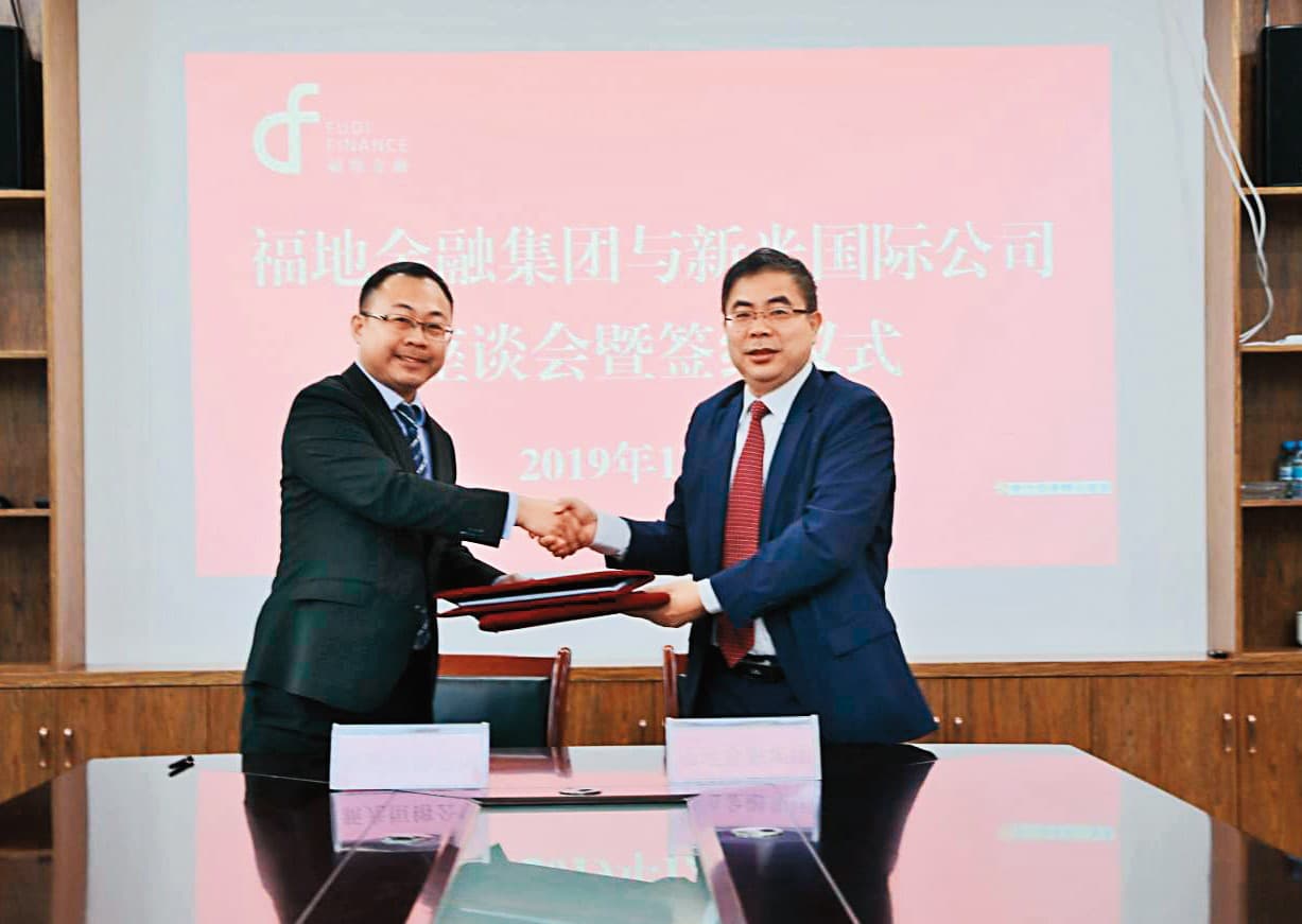 邱忠義(左)以新光台成董事長名義,與中國官員(右)簽訂投資合約。(讀者提供)