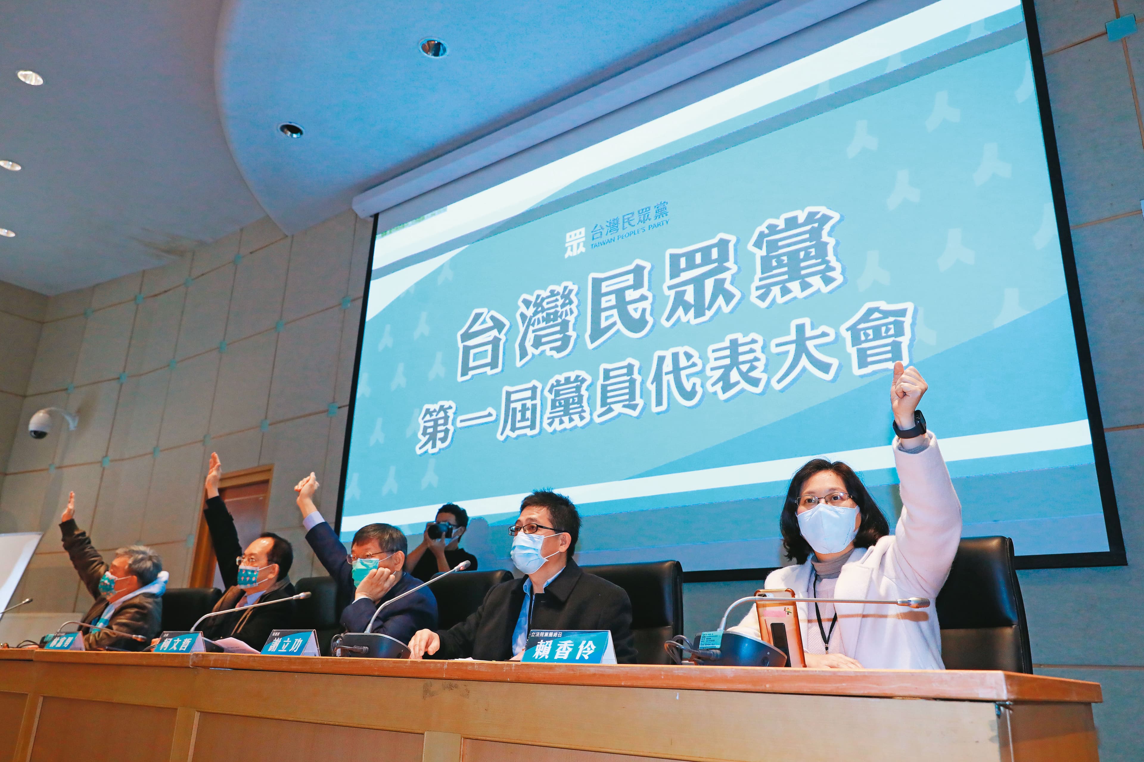 民眾黨中央委員選舉,柯文哲(左三)提名3人只當選2人,中評委提名2人都落選,重挫他的主席威望。