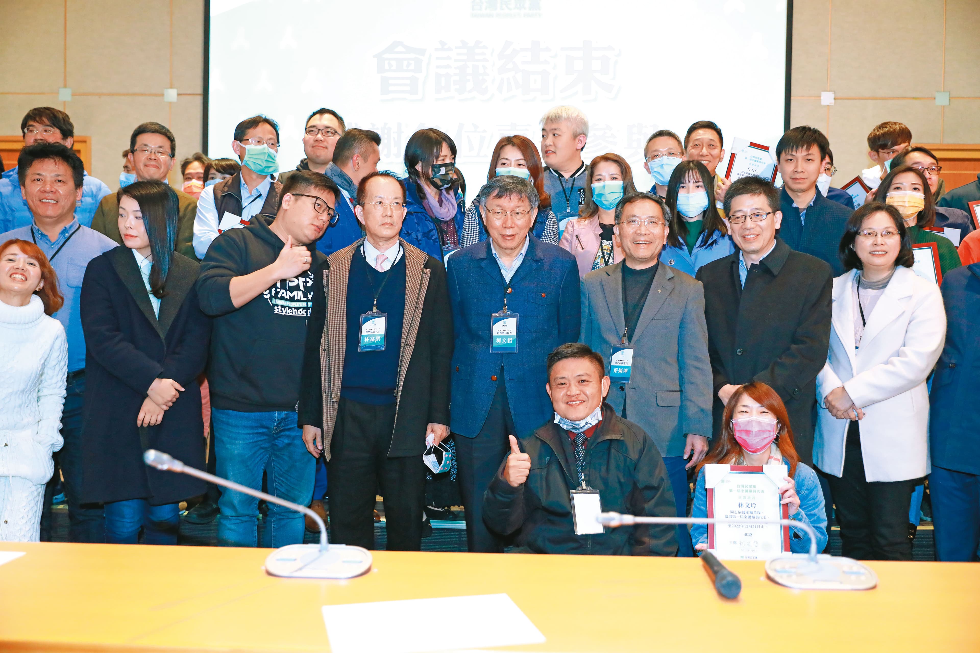 民眾黨首屆中央委員選舉,原被預料有所斬獲的蔡壁如系統最後幾乎全軍覆沒,她當天也早退,未與黨內要角合影。