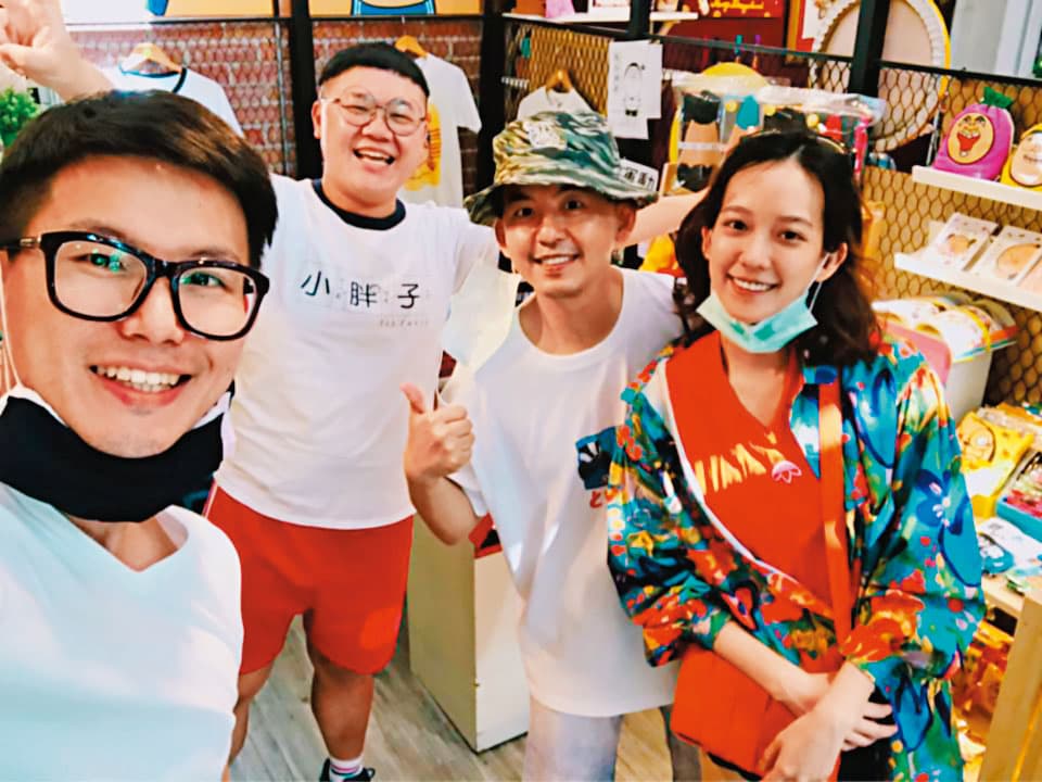 彬彬（左二）的文創商品富有童趣，藝人黃子佼（中）與老婆孟耿如（右）也是粉絲。（翻攝人中人株式會社臉書）