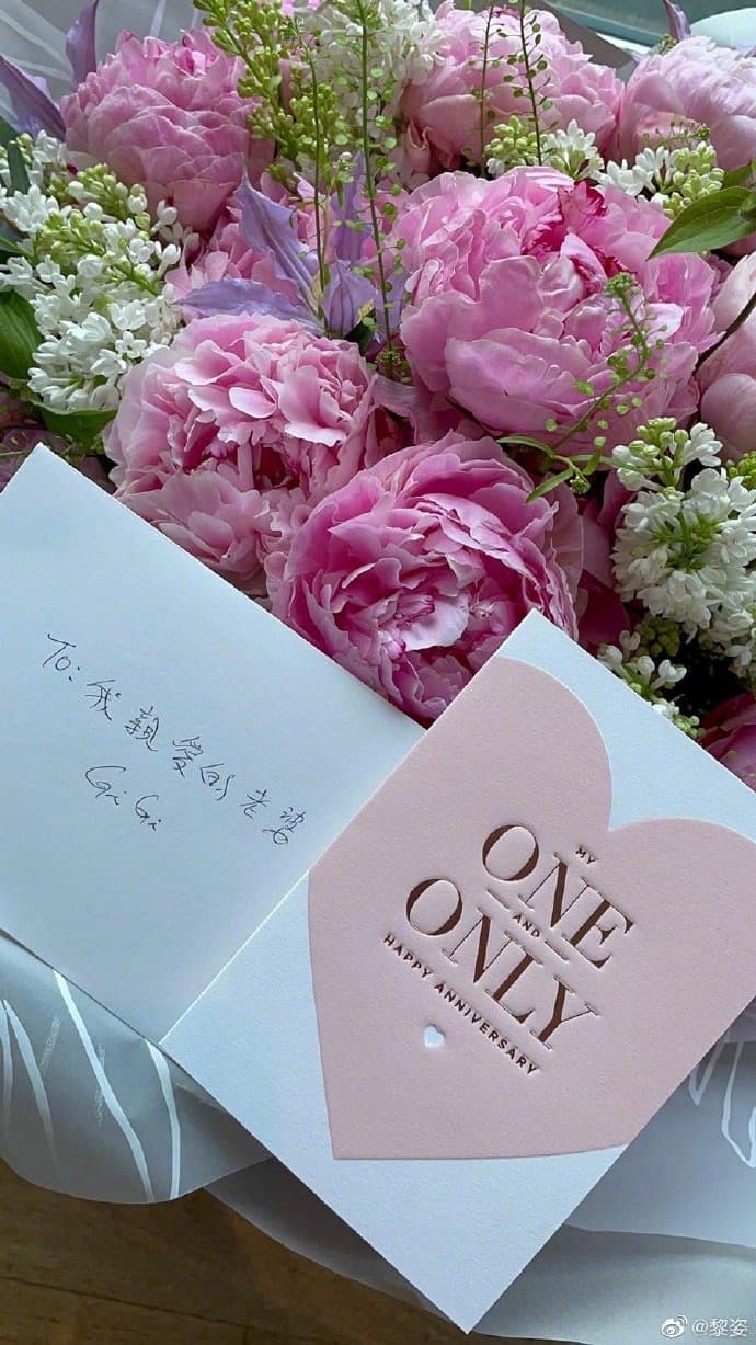 黎姿老公送上花束與手寫「我親愛的老婆」卡片。(翻攝自黎姿IG)