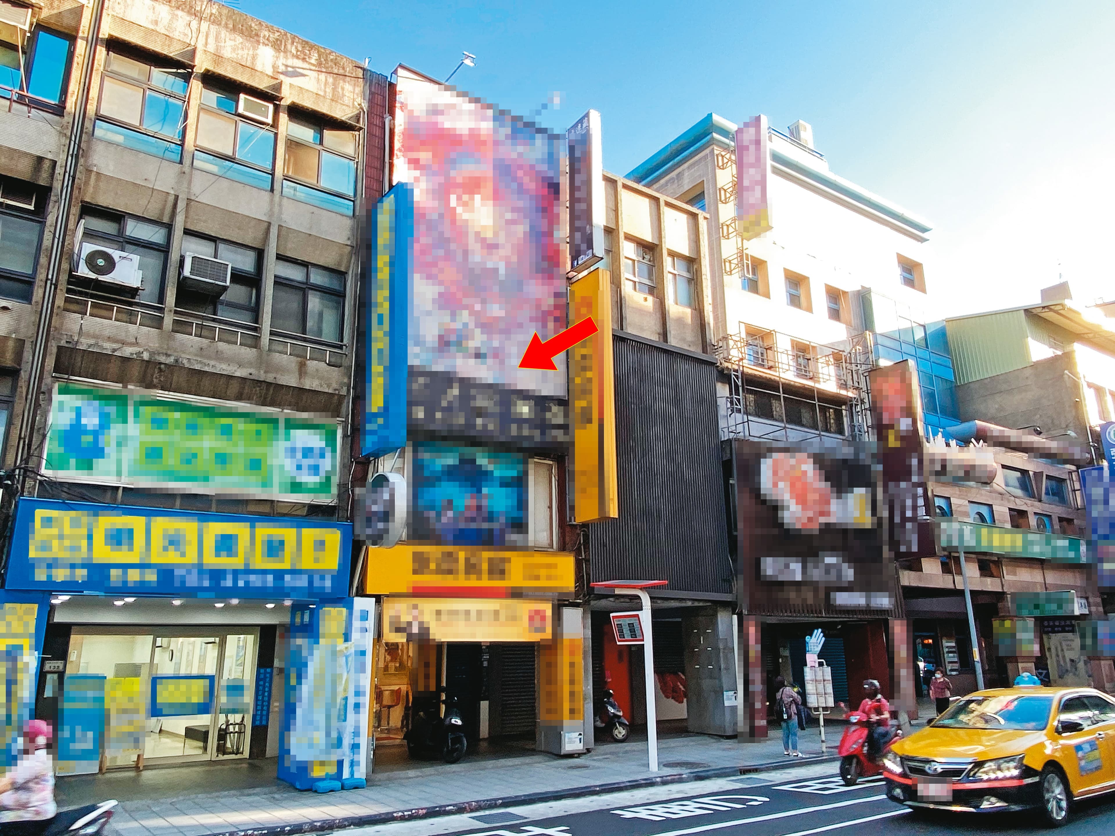 王女指出,他們的色情按摩店(箭頭處)僅距板橋分局8百多公尺,現址已變成其他店面。