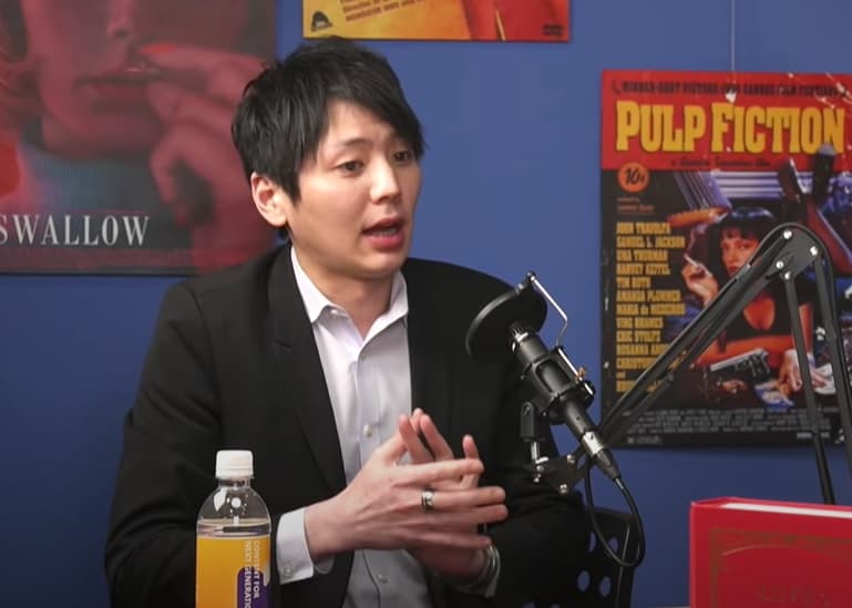 AV女優經紀人Kenny登上Podcast節目,大談AV產業的幕後祕辛。(翻攝自《不正常愛情研究中心》YouTube)