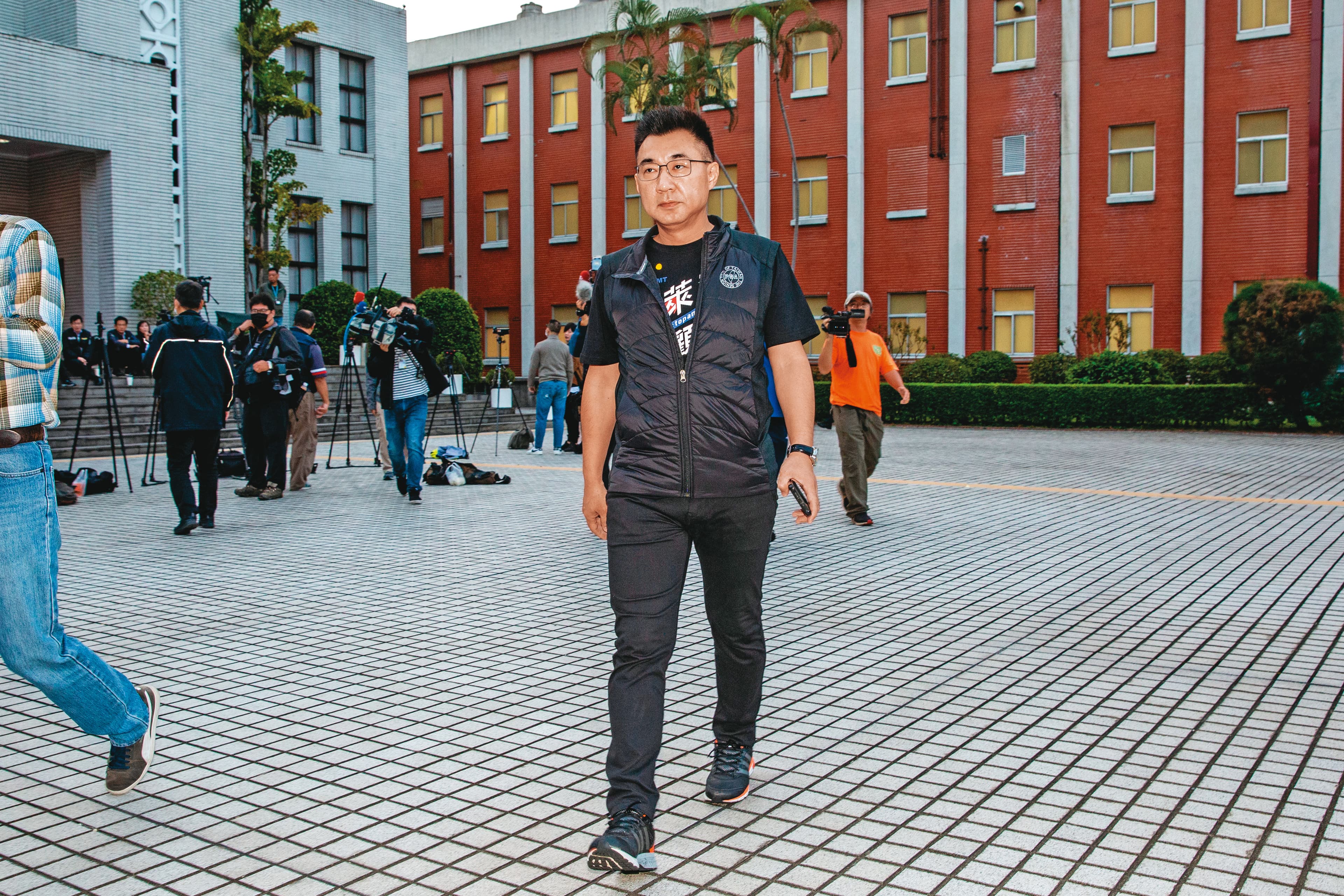 江啟臣欲爭取連任國民黨黨魁並宣布要當造王者,但串聯柯文哲的舉動被解讀江對直攻大位並未完全死心。