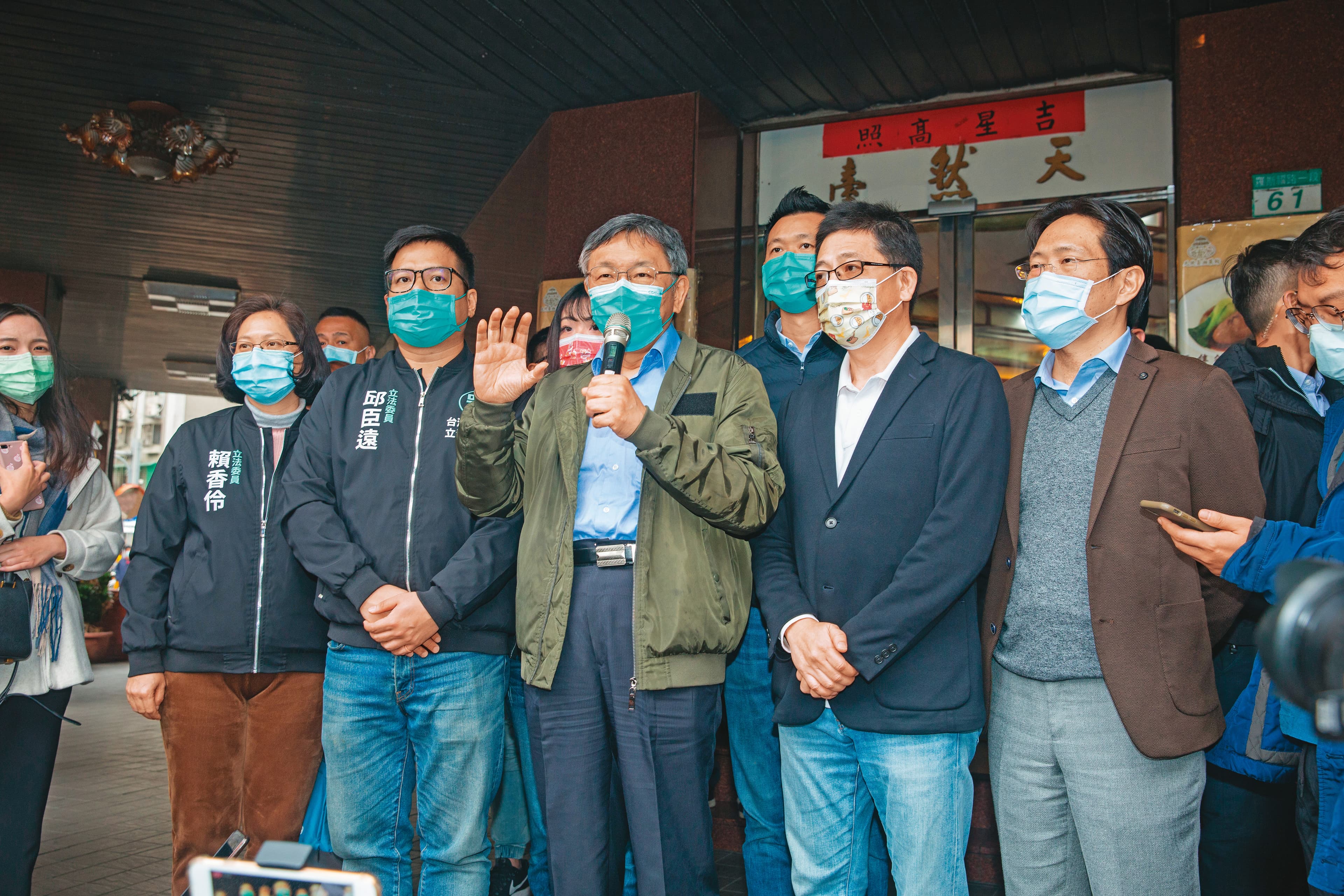 柯文哲(左2)與江啟臣合體,不但在藍營內部引發藍白合風波,柯營內部的藍綠勢力也暗自角力。圖為柯率領民眾黨出席春酒,大談有別於藍綠統獨的「天然台」論述。