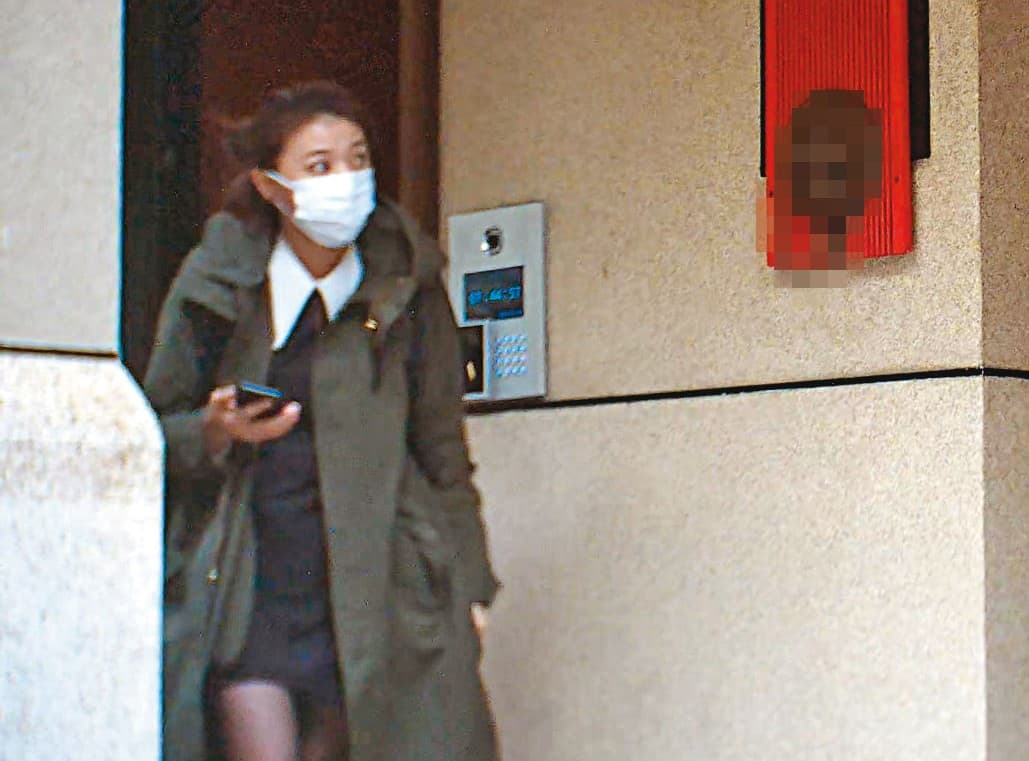 2020年12月7日7:44樓下等待。王定宇在顏若芳家過夜,都由顏先前往住處車庫取車,王隨後才出門搭她車一同離開。