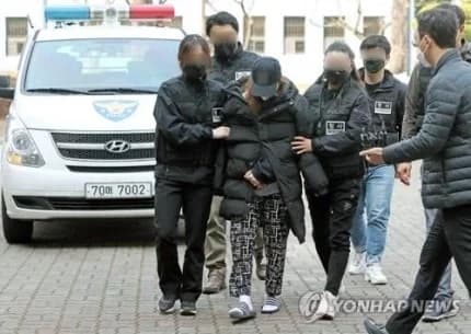 警方迅速逮捕遺棄女童的金女,當時誰都沒想到案情會這麼複雜。(翻攝自《韓聯社》)