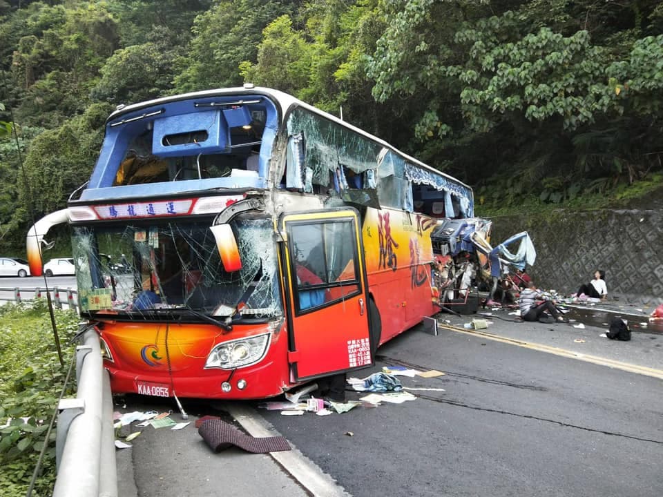 新北市新店復興里民前往花蓮兩天一夜里民旅遊，遊覽車自撞山壁後再撞護欄，造成6死39傷。（翻攝自宜蘭勁好行臉書）