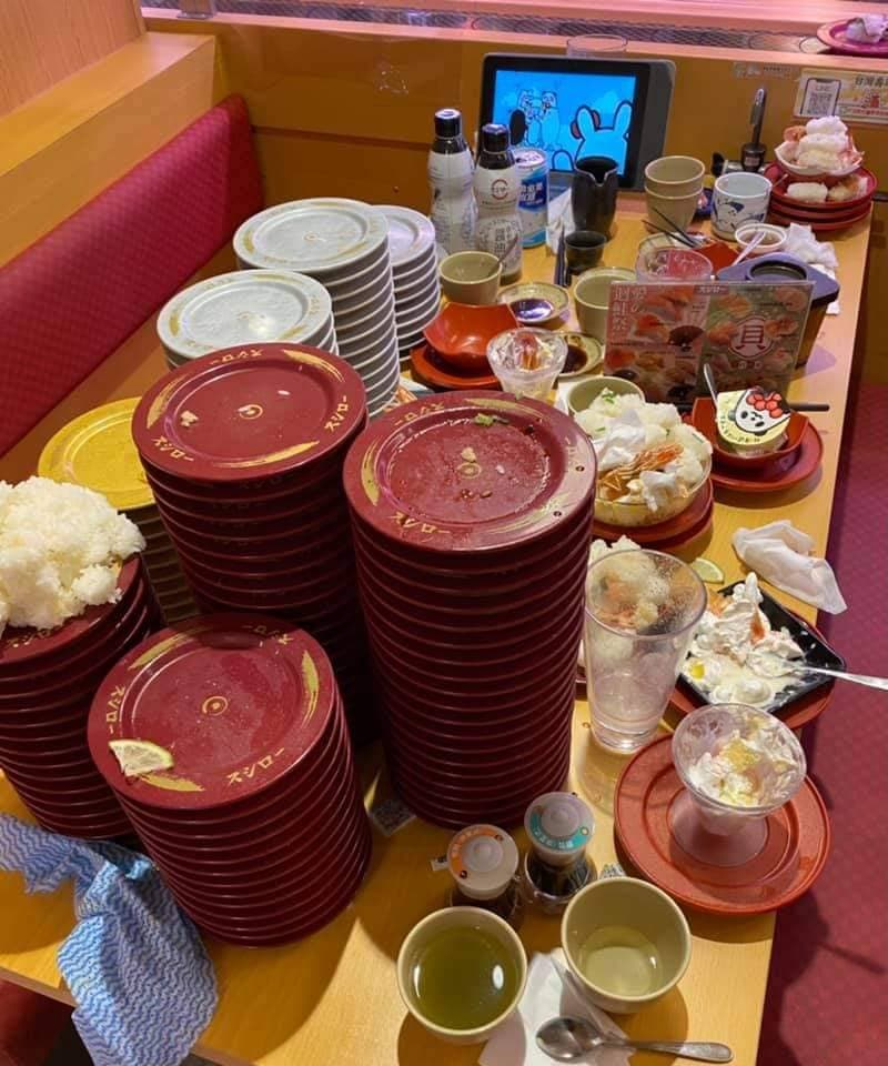 鮭魚屁孩留下一堆米,浪費食物的行為讓人痛心。(讀者陳先生獨家提供本刊,請勿擅自轉載翻攝)