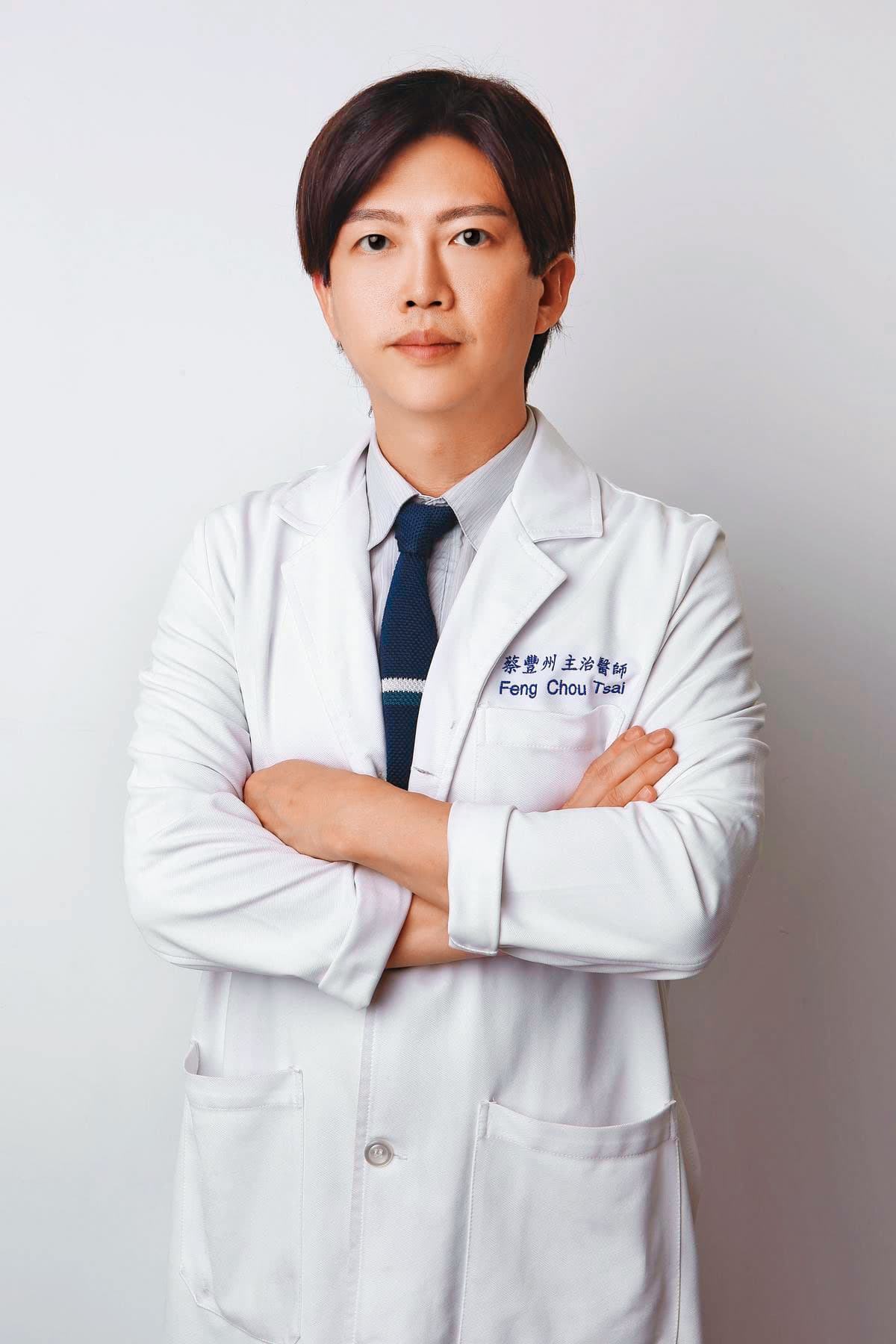 台灣美容外科醫學會理事長蔡豐州表示，學會協助30名醫師委任律師提告，希望能揪出抹黑造謠、勒索錢財的不肖人士。（蔡豐州提供）