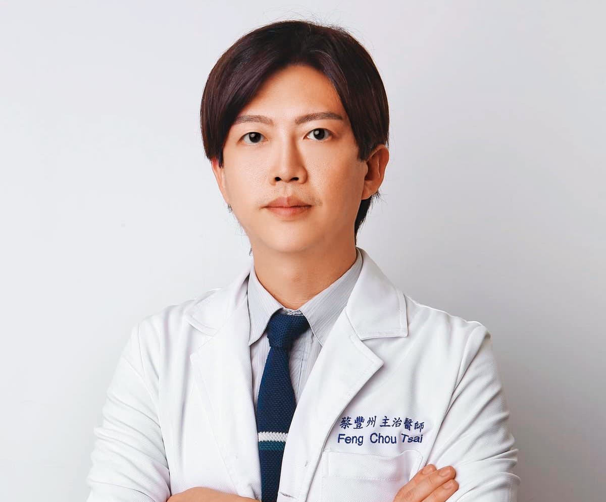 台灣美容外科醫學會理事長蔡豐州表示,學會協助30名醫師委任律師提告,希望能揪出抹黑造謠、勒索錢財的不肖人士。(蔡豐州提供)