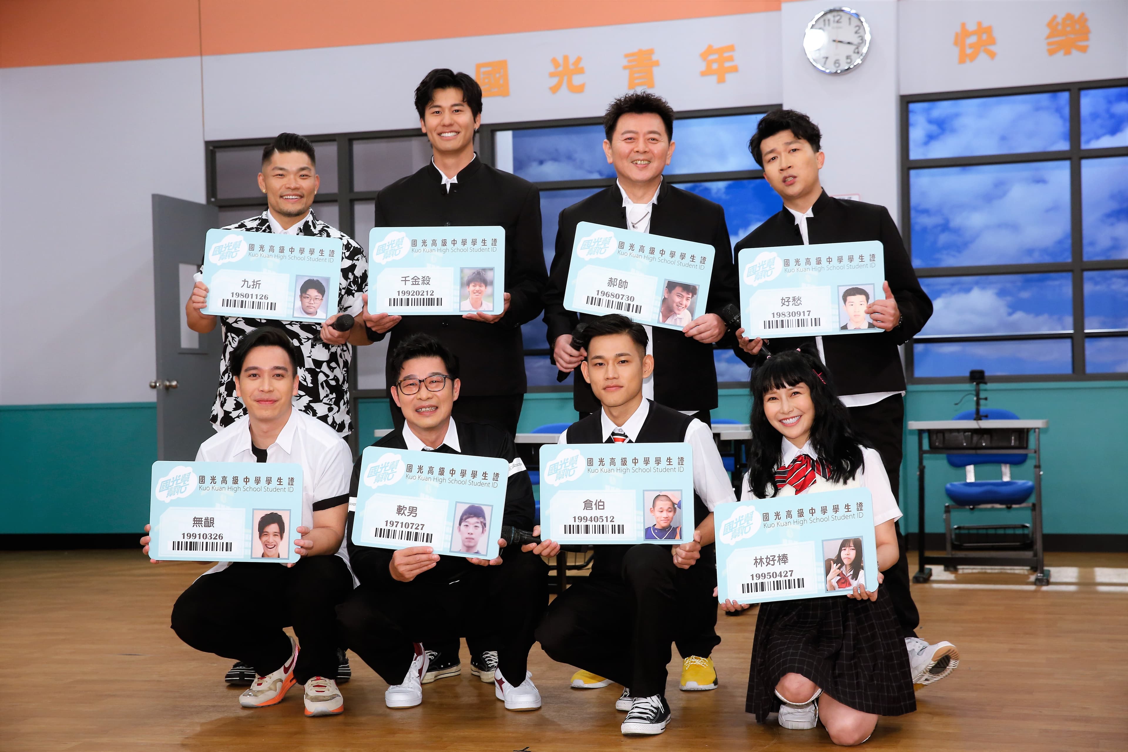《國光幫幫忙》再改版,找來李玖哲(後左1)、阿倉(前右2)、阿樂(前右1)、馬力歐(前左2)、無尊(前左1)加入主持群。