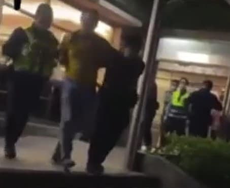 警方接獲報案趕抵現場,吳男卻作勢攻擊警方,被警方壓制上銬以妨害公務罪逮捕。(翻攝自Dcard)
