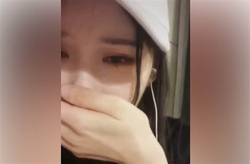 網路瘋傳「項思醒道歉影片」,但經查,影中人為女子團體GNZ48成員鄭悅。(翻攝自微博)