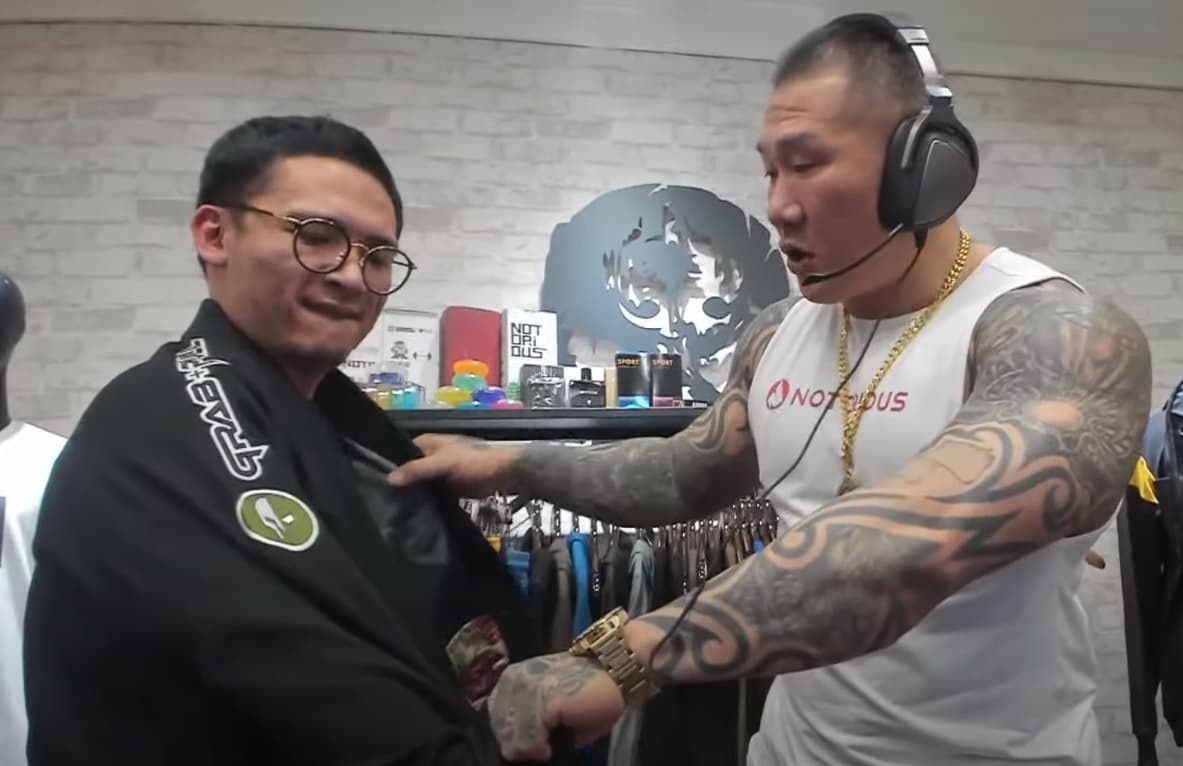 館長在直播中講解單肩過肩摔的危險性,與示範正確的教學方式。(翻攝自館長官方YouTube)