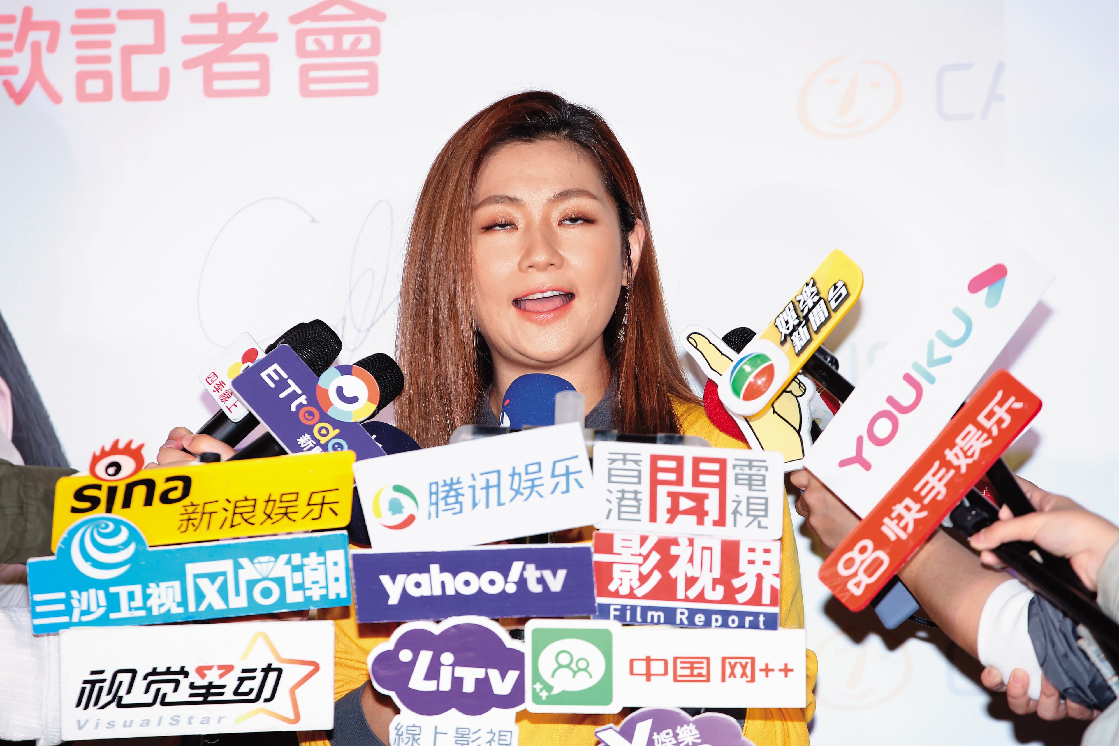 elina宣布在新戲演女鬼,立馬白眼起乩,展示媲美奧斯卡的演技。