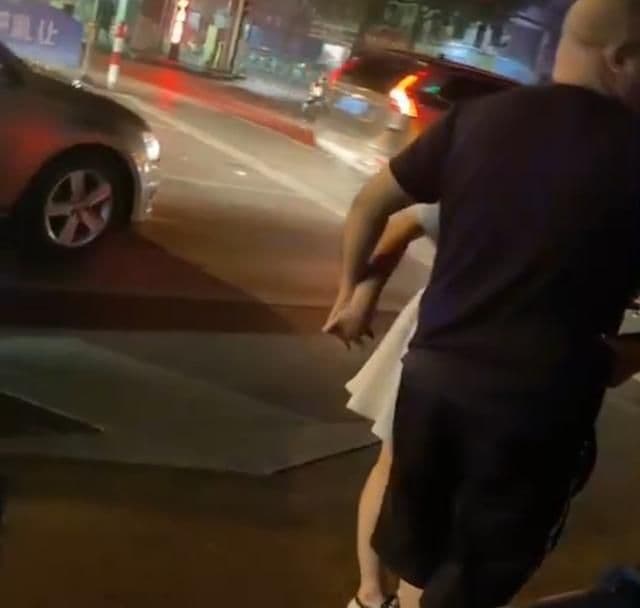女駕駛還出奇招,十指緊扣男駕駛的手,讓一旁路都傻眼。(翻攝搜狐新聞)