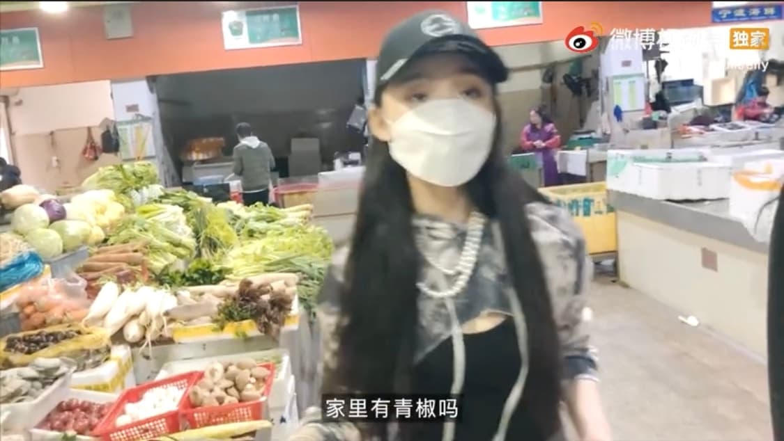 為怕被認出,林允戴上口罩及帽子。(翻攝自林允微博)