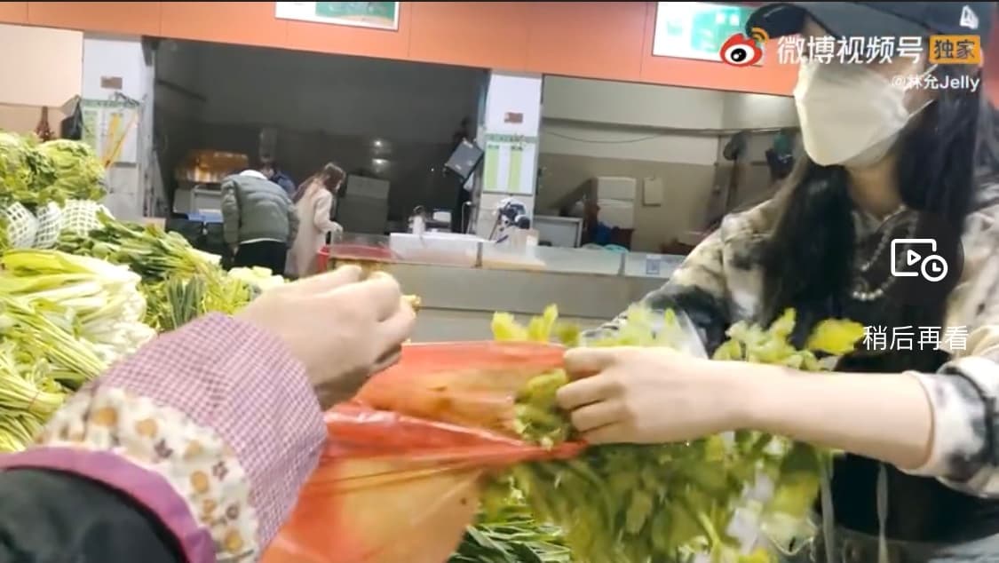 林允自誇入得廚房出得廳堂的好女人。(翻攝自林允微博)
