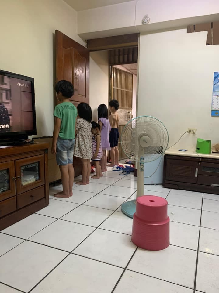 5名孩子同時被罰站,網友留言笑稱「這樓真熱鬧」。(翻攝自爆廢公社公開版)