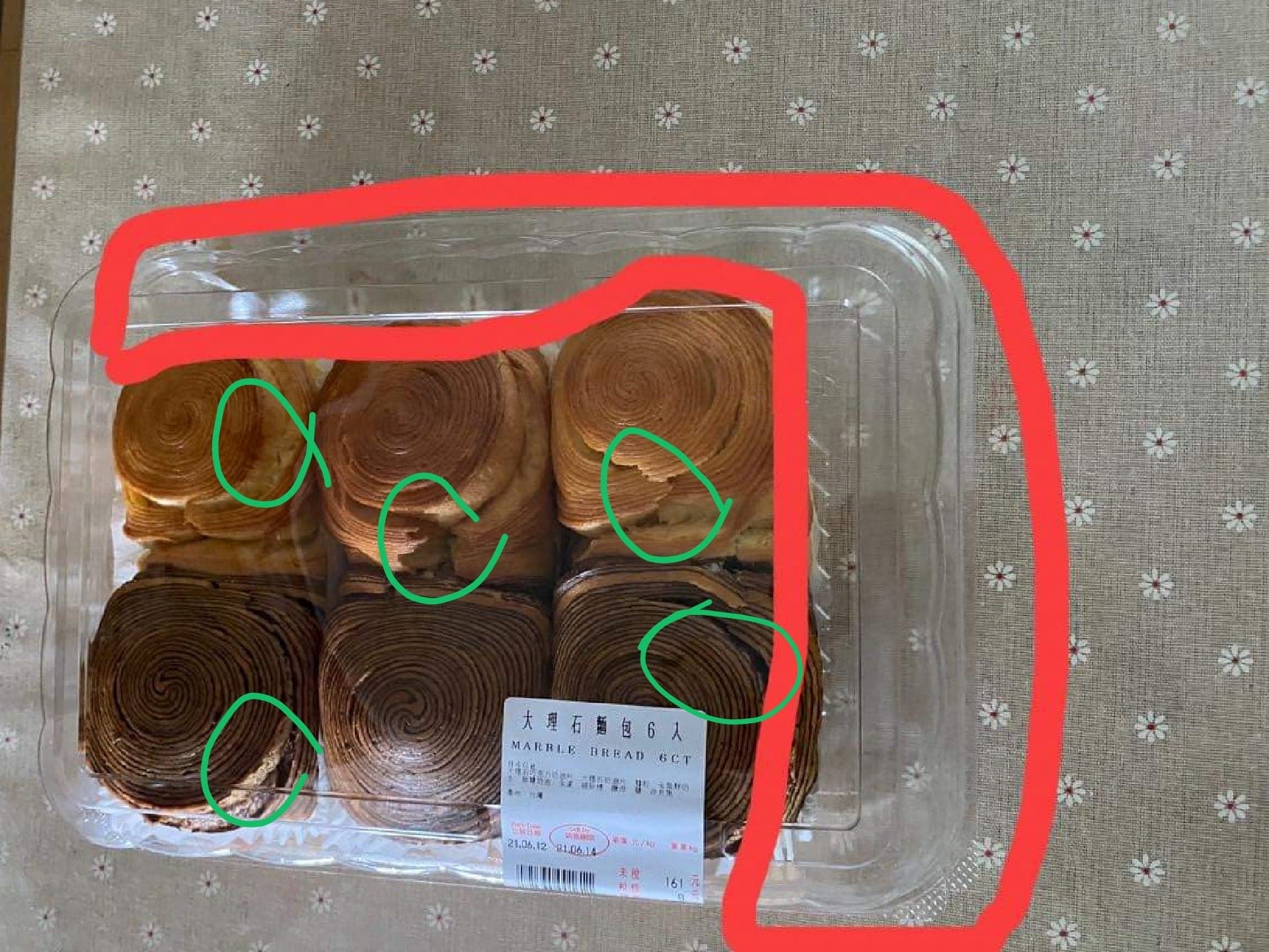 另外一位網友點出發文者的麵包上有些許裂痕,推測應是放在後車廂,才導致麵包壓縮而變小。(翻攝自「Costco好市多商品經驗老實說」臉書)