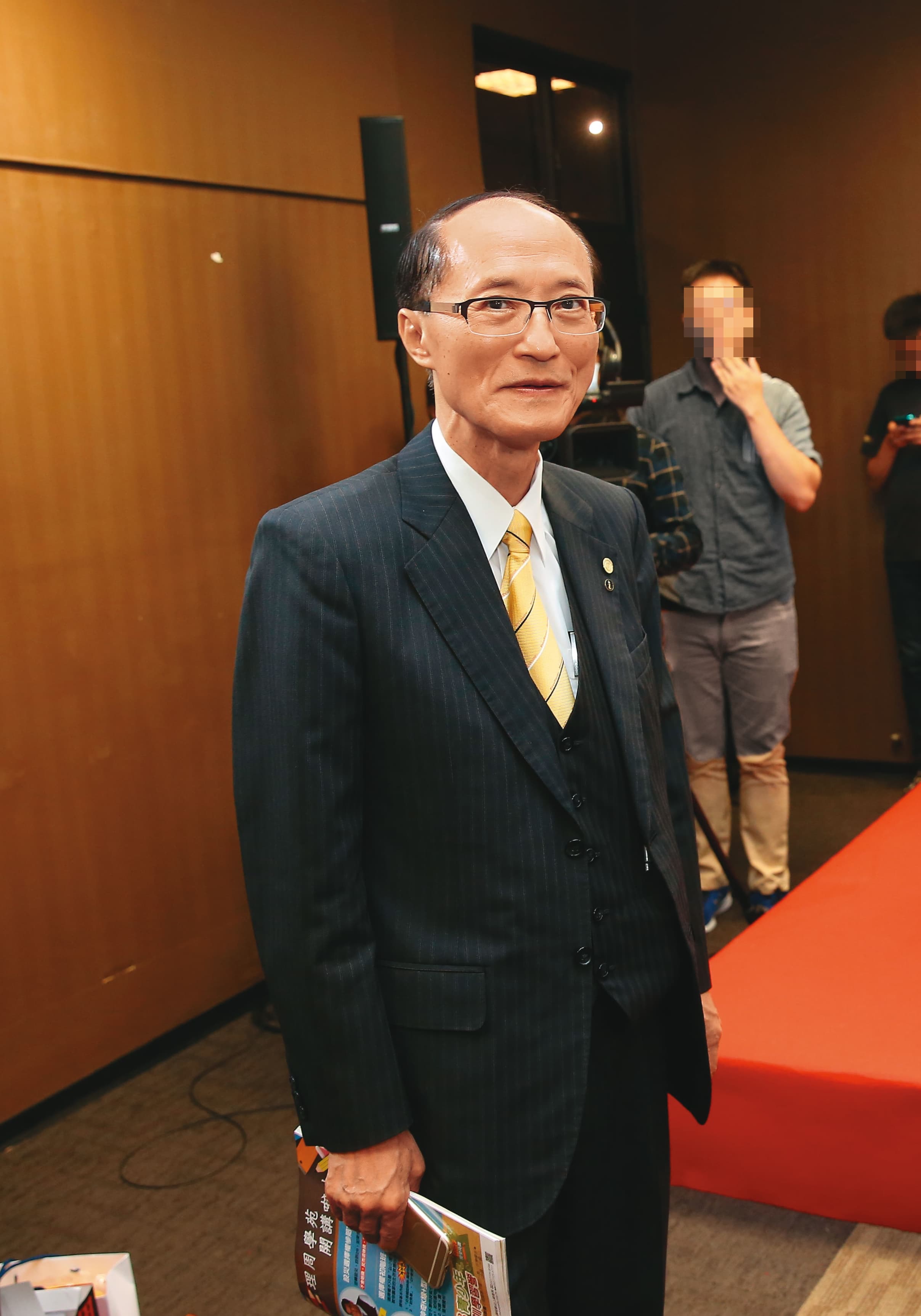 永慶房屋董事長孫慶餘出席活動,會配戴招牌黃領帶。