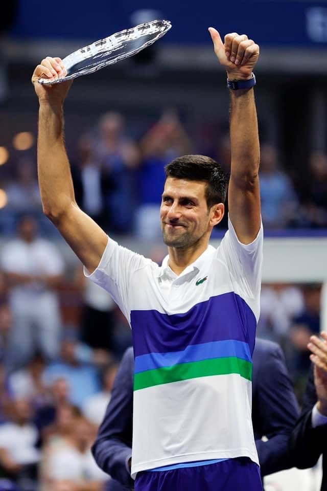 失利的Djokovic,獲全場觀眾掌聲,在頒獎典禮上再度落淚(翻攝自ATP 推特)