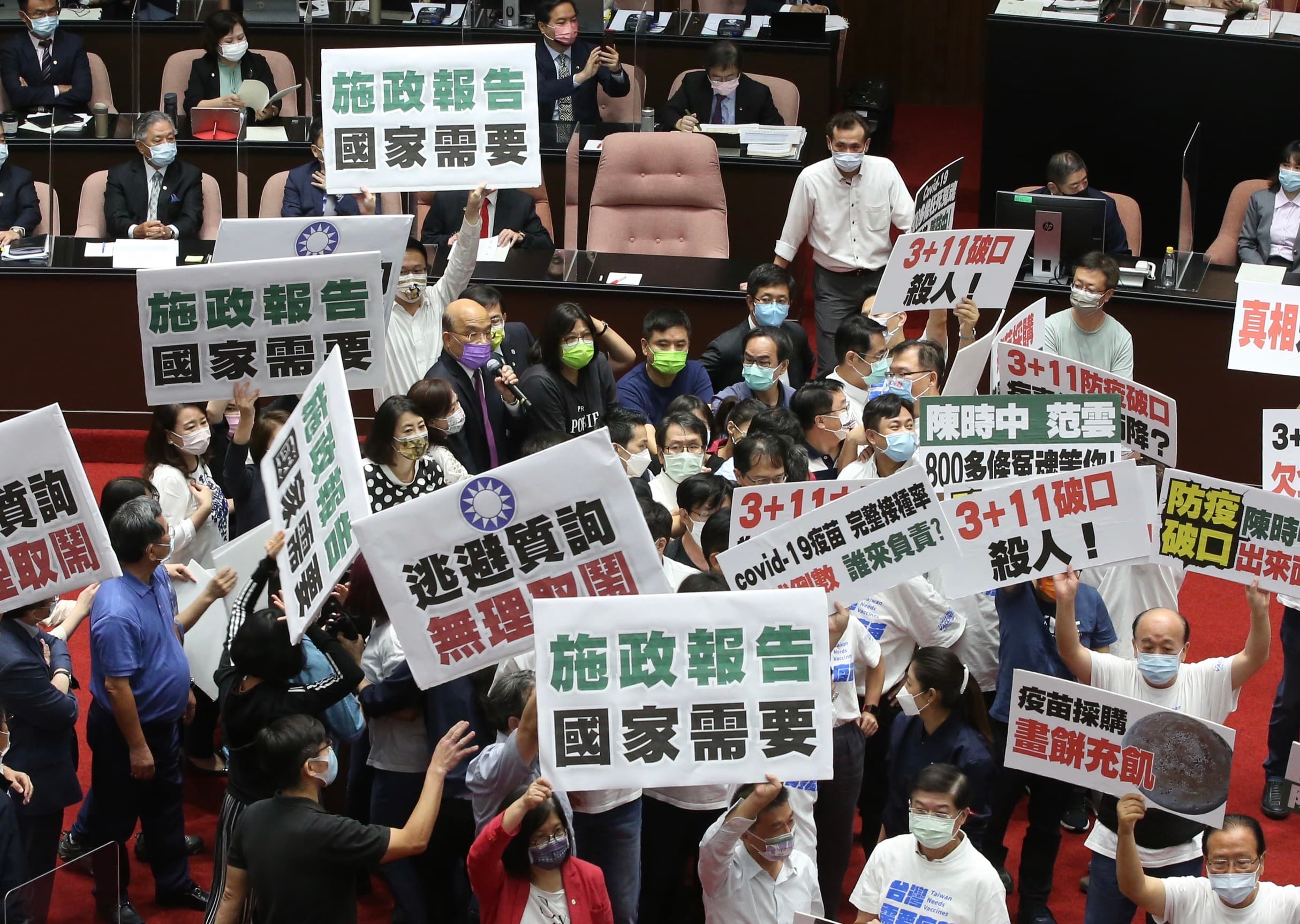 相較於國民黨團強力杯葛,其他立委則高舉手板強調質詢與施政報告的重要性,