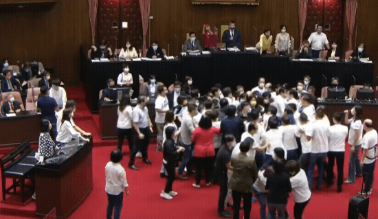 蘇貞昌在立委層層保護之下一度免強走上發言台。(翻攝自國會頻道)