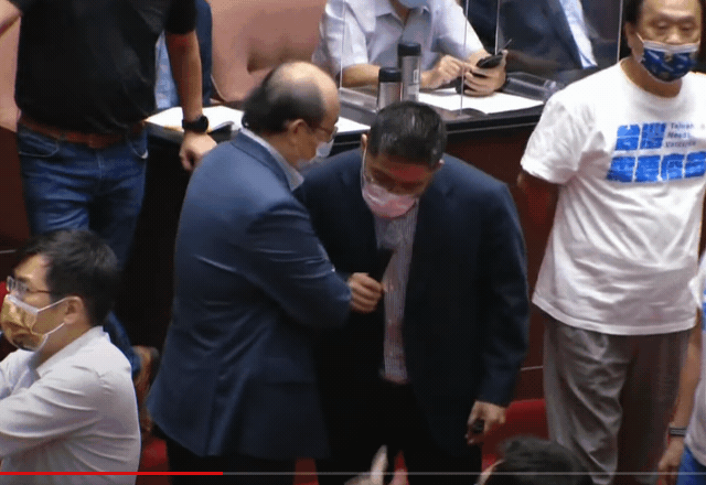 由於場面混亂,柯建銘與賴士葆都上前勸說邱顯智,但他仍堅持質詢是他的權力。(翻攝自國會頻道)