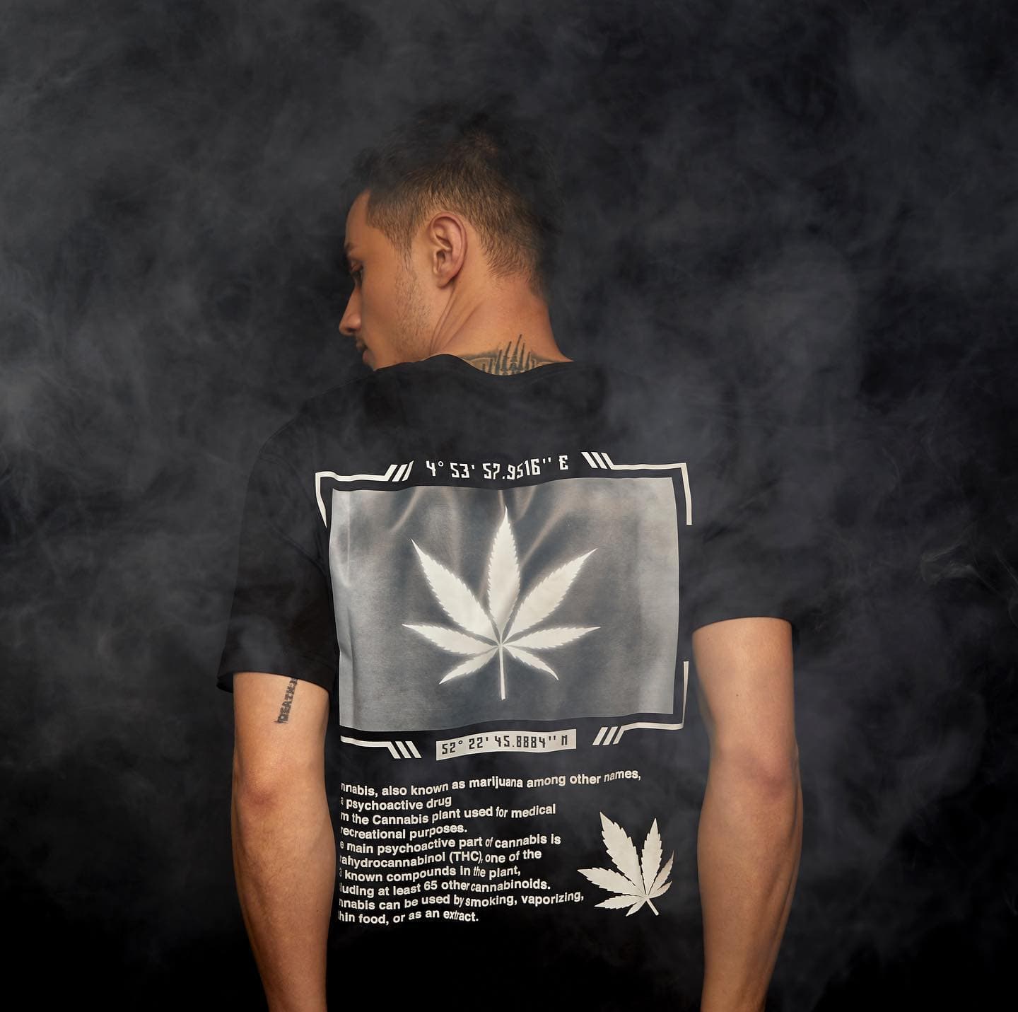 Toyz的自創服飾品牌直接以大麻葉為概念設計T恤。(翻攝自Toyz臉書)