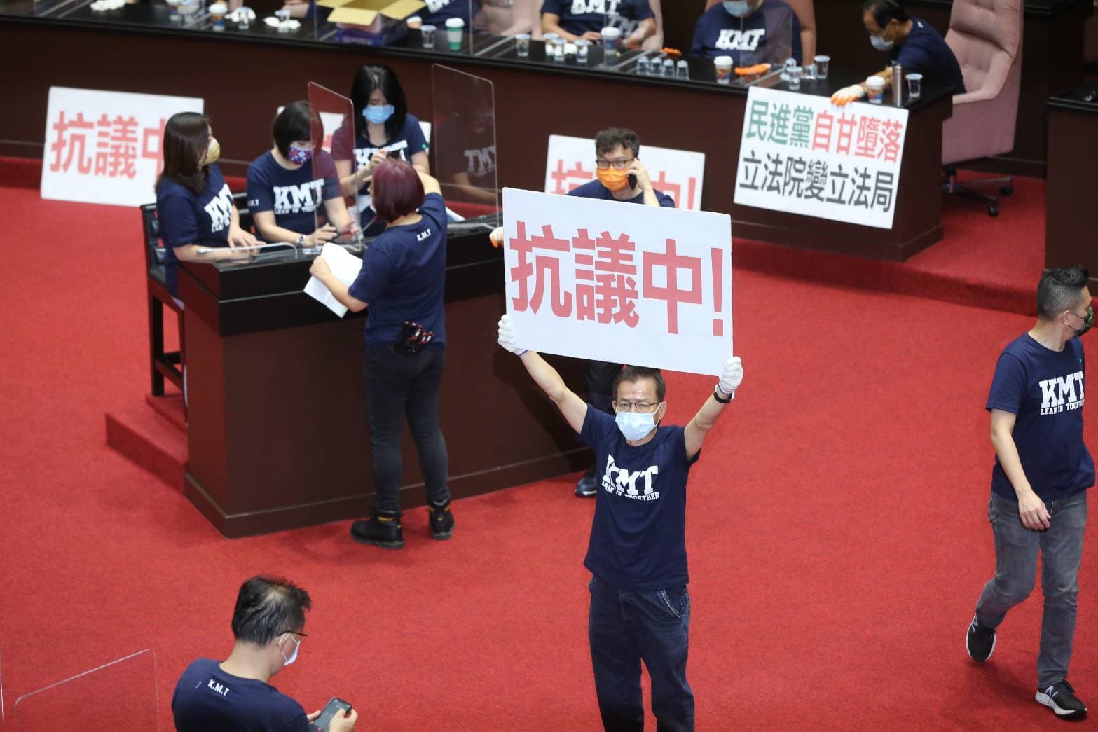 國民黨立院黨團不滿「3+11」專案報告,在本會期數度占據議場,使立院數度空轉無法審預算及進行施政報告;圖為立法院10月1日情況。