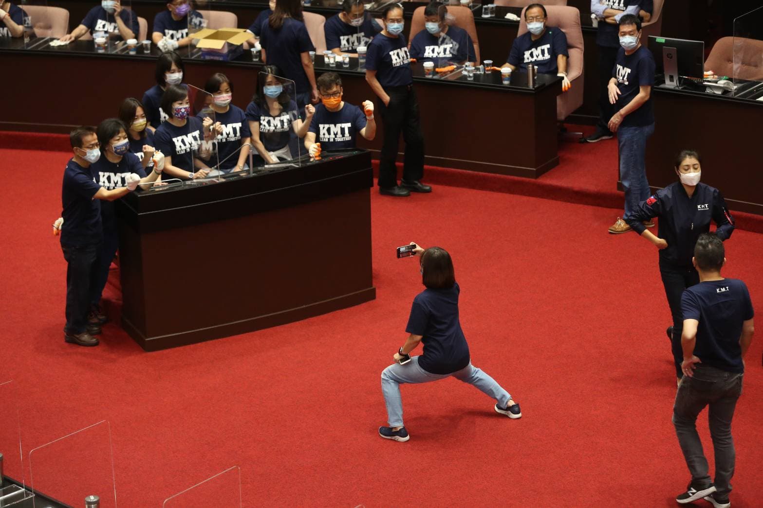 國民黨立院黨團不滿「3+11」專案報告,在本會期數度占據議場,使立院數度空轉無法審預算及進行施政報告;圖為立法院10月1日情況。