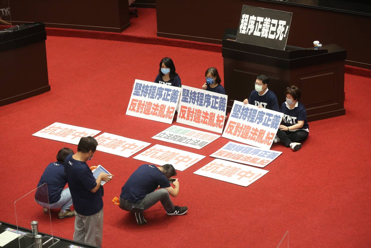 國民黨立院黨團不滿「3+11」專案報告,在本會期數度占據議場,使立院數度空轉無法審預算及進行施政報告;圖為立法院10月1日情況。