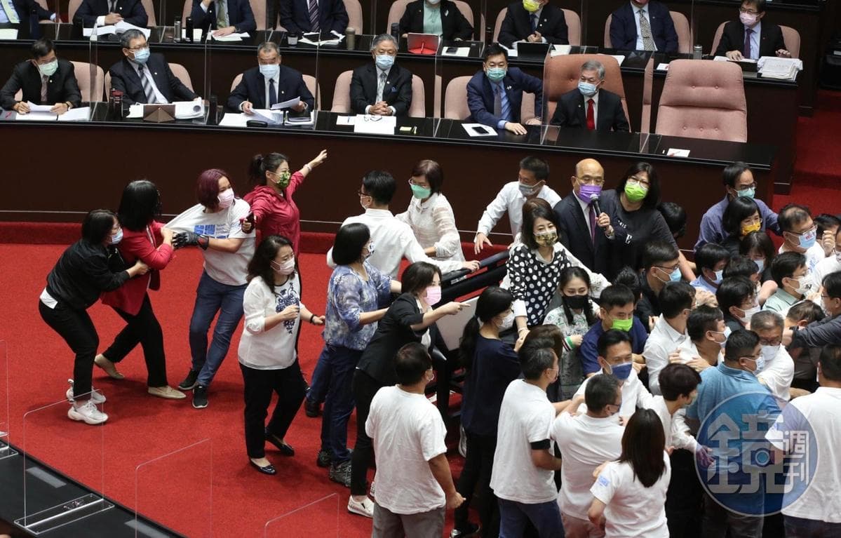 立法院9月28日為了蘇貞昌上台一事,藍綠陣營都動員人力進行攻防,卻苦了乾等的官員及遲遲無法質詢的小黨立委。