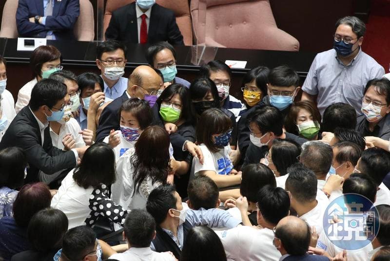 蘇貞昌9月28日在混亂中走上質詢台,艱難進行10秒超簡短報告。