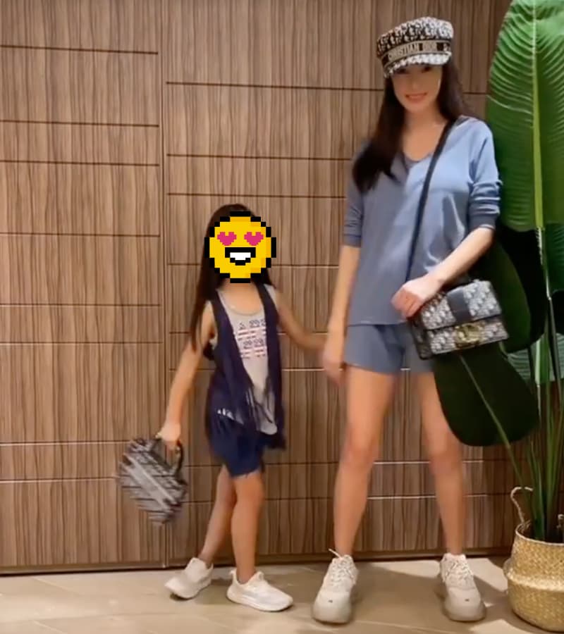 關穎(右)與6歲女兒CC(左)常在社群平台走秀賣萌,關穎表示女兒如今有了自己的想法,不再任由她打扮。(翻攝自關穎IG)
