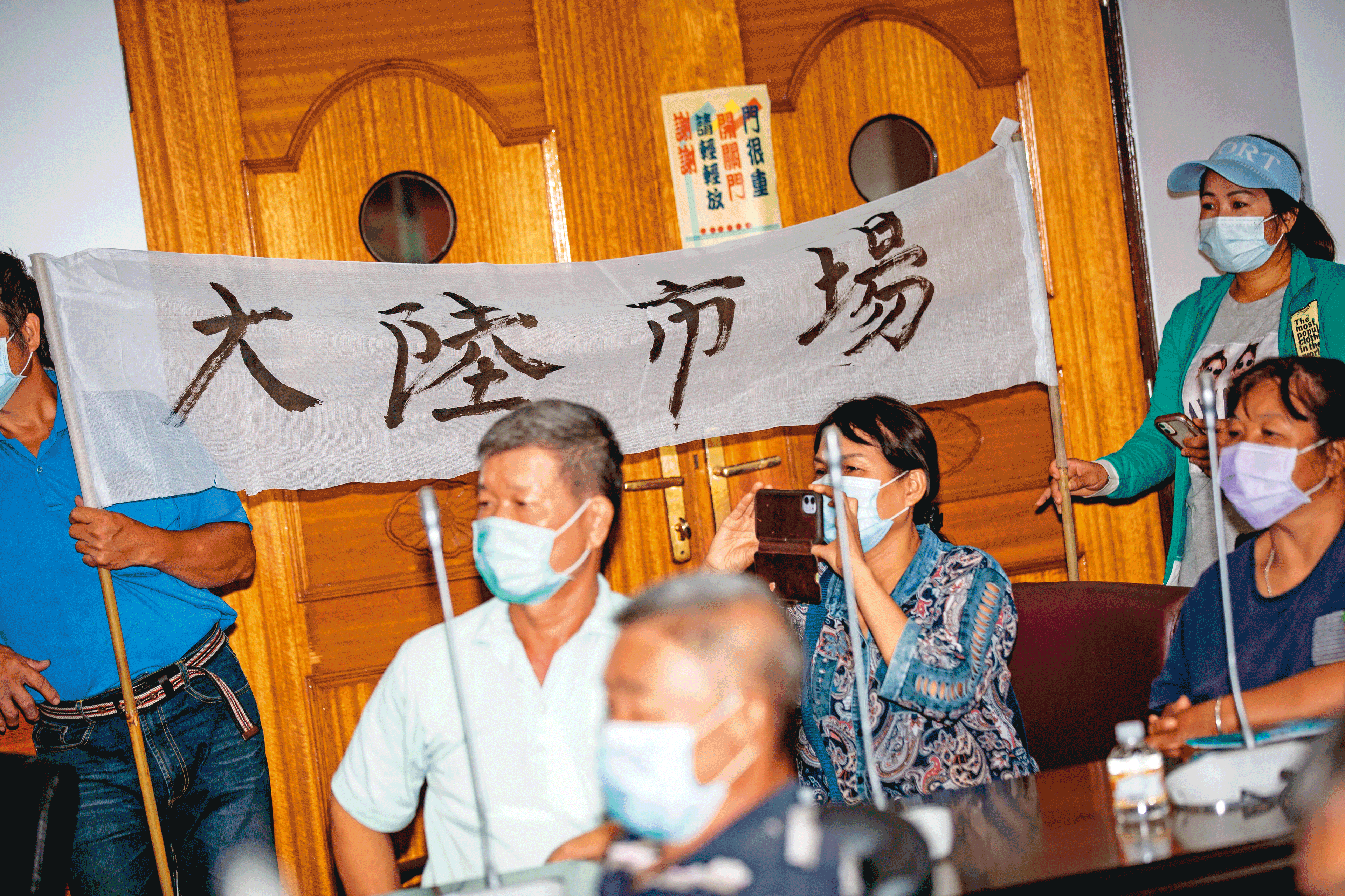 中國市場被禁,果農不滿受影響,組成自救會,卻無法抵擋兩岸政治現實,只能呼籲中央政府積極和對岸談判。
